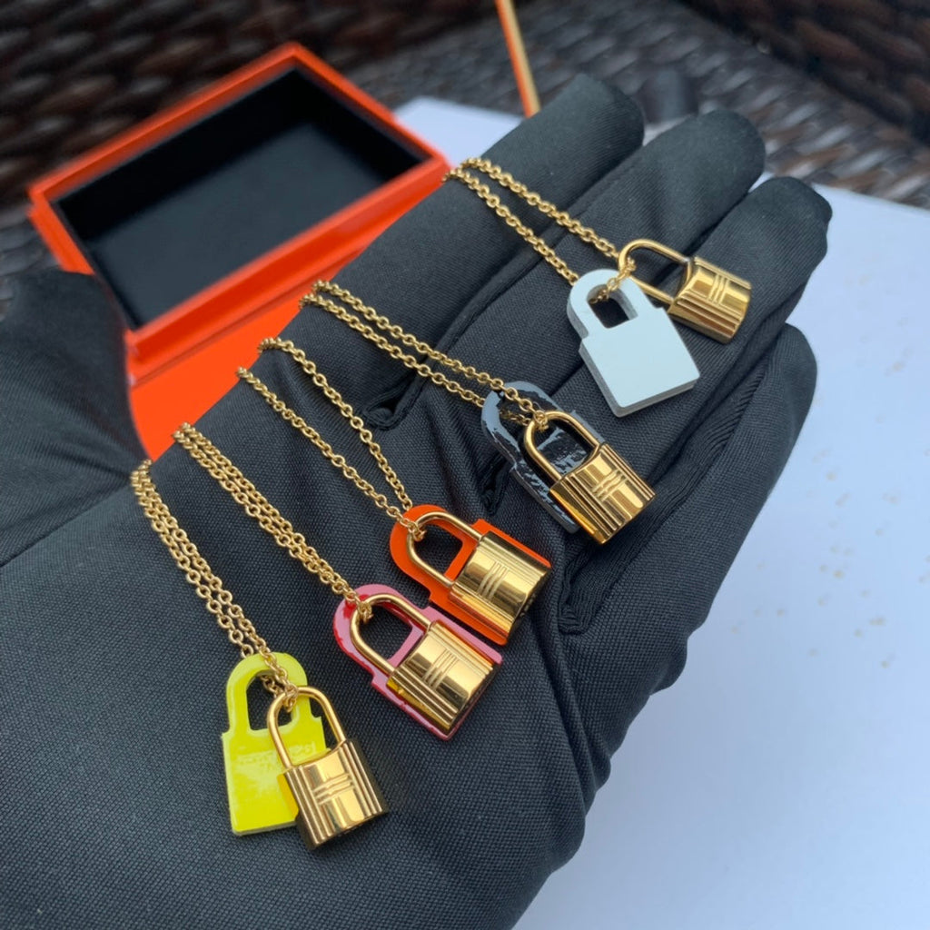 18K O'Kelly Orange Pendant Hermes Necklace