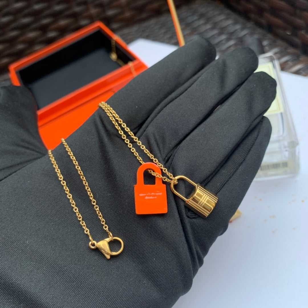 18K O'Kelly Orange Pendant Hermes Necklace