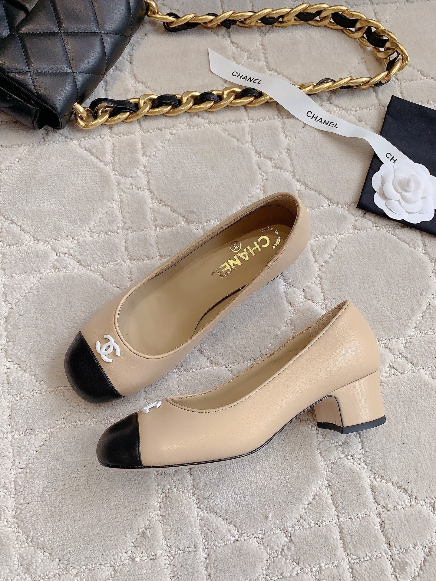 CHANEL PUMP ROUNG TOE IN BEIGE CREAM MIX BLACK SHEEPSKIN