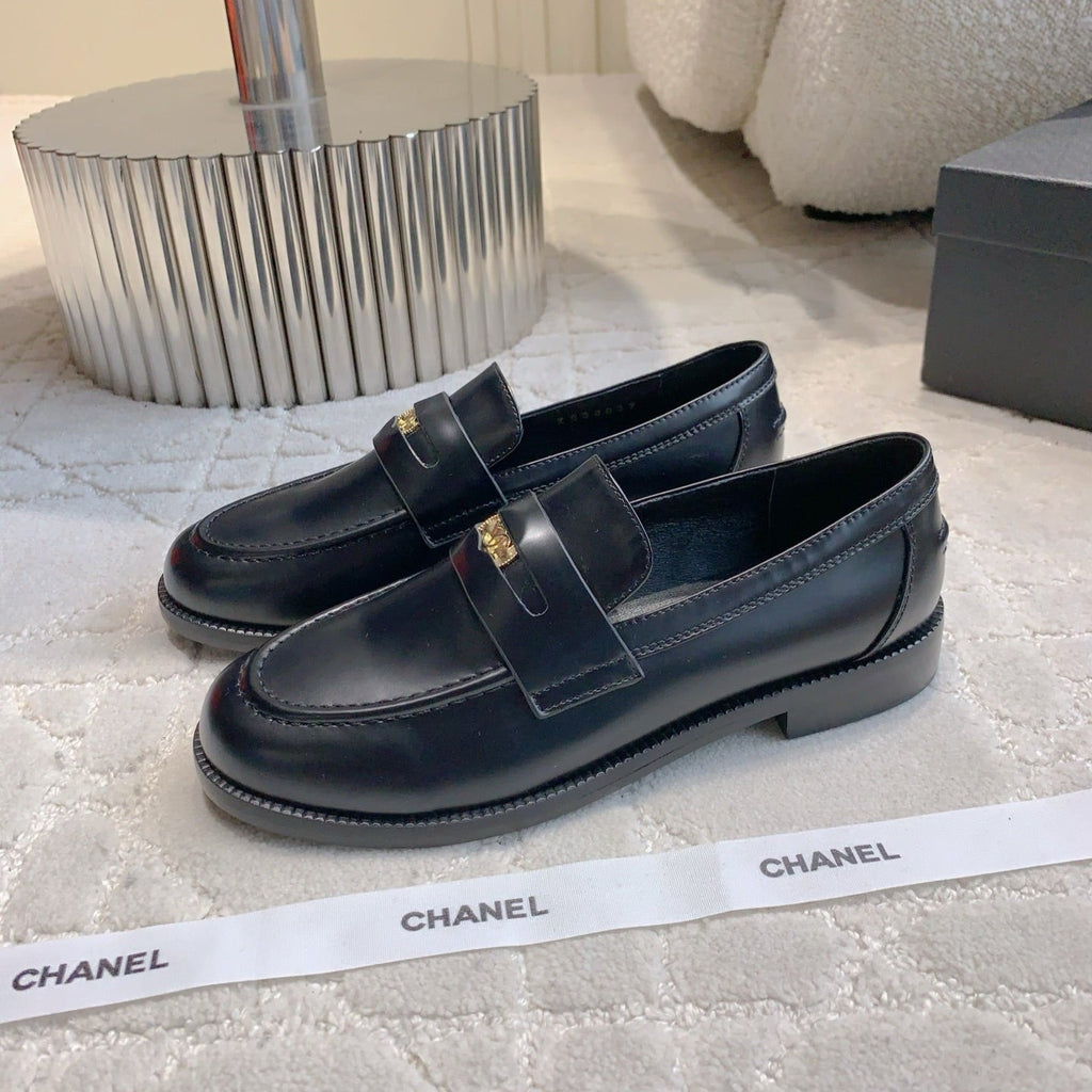 CHANEL 25S MOASINS IN BLACK SHINY CALFSKIN GOLD HARDWARE