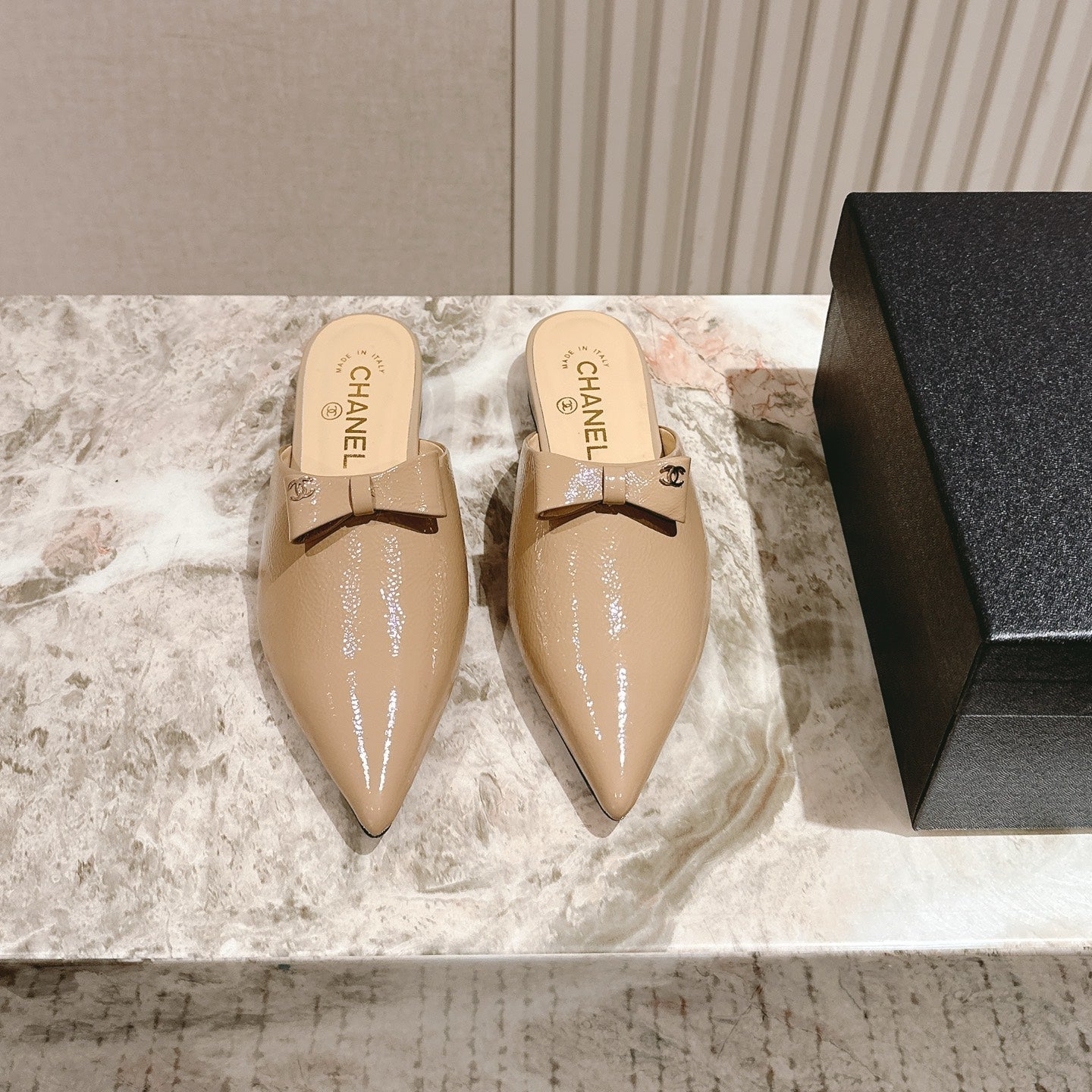 CHANEL FLAT MULES 25S IN BEIGE PATENT LEATHER
