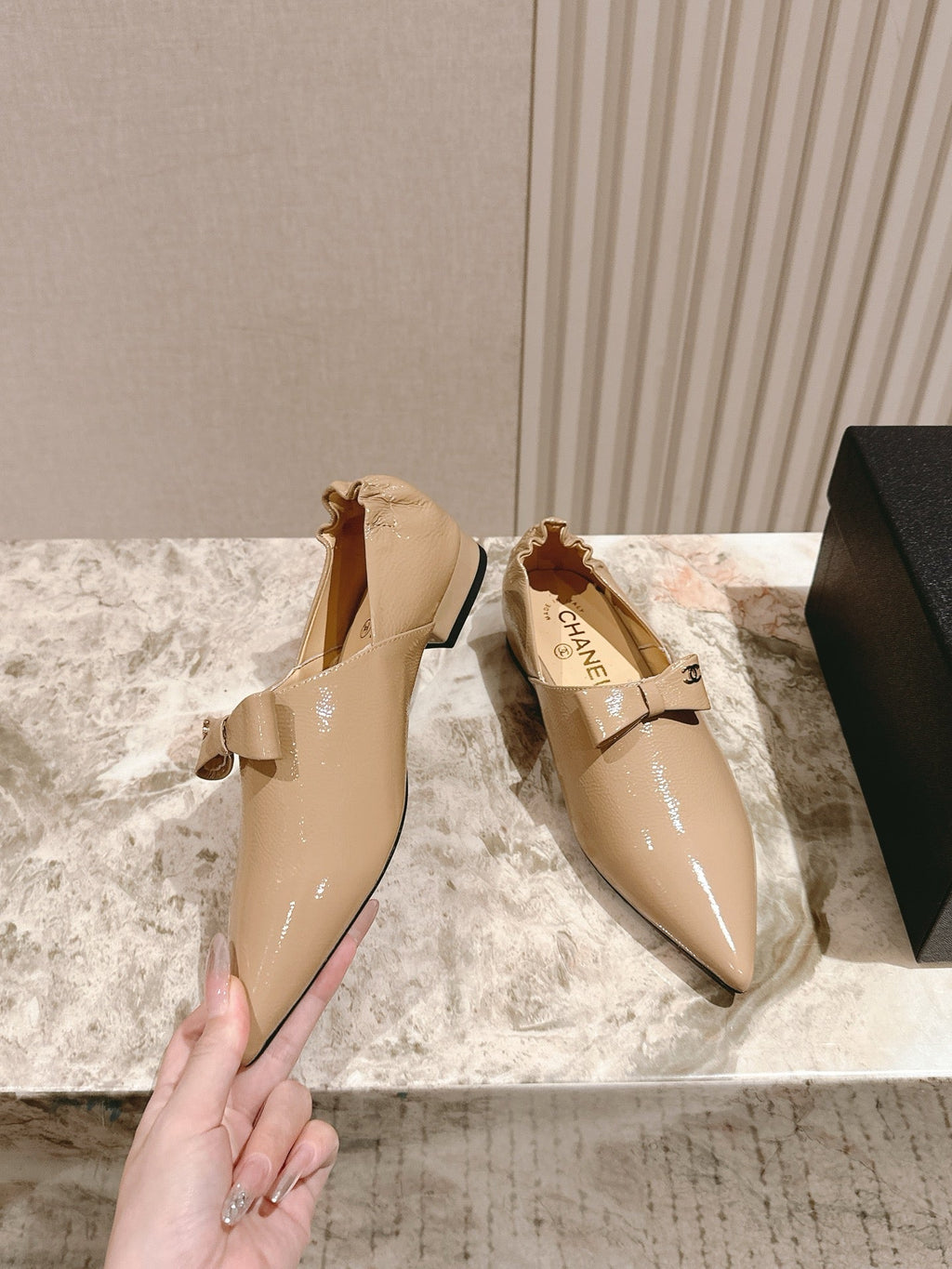 CHANEL FLATS 25S IN BEIGE PATENT LEATHER