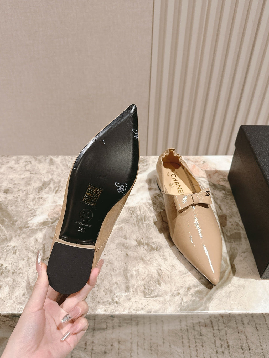 CHANEL FLATS 25S IN BEIGE PATENT LEATHER