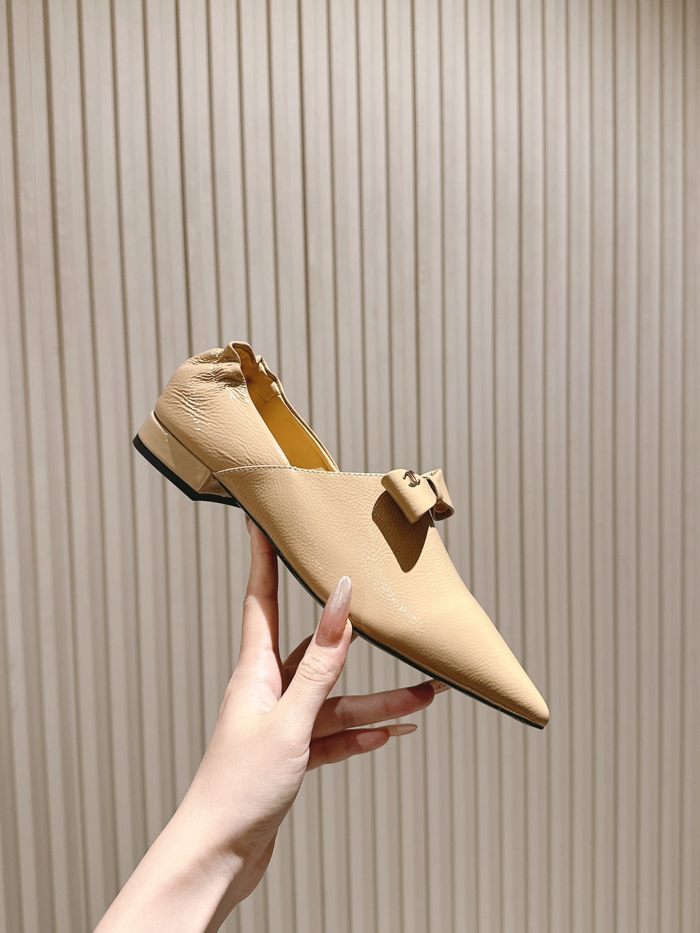 CHANEL FLATS 25S IN BEIGE PATENT LEATHER