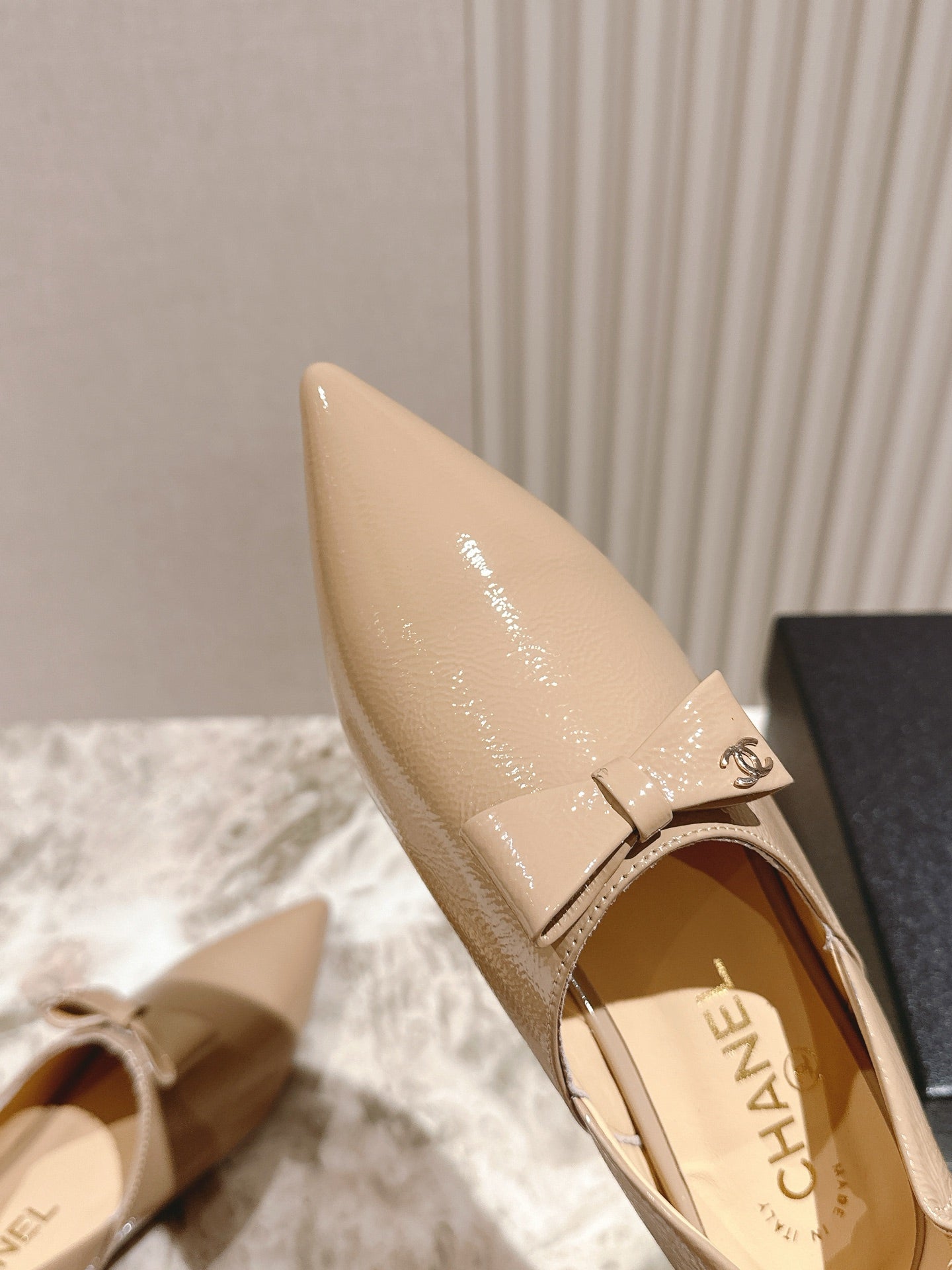 CHANEL FLATS 25S IN BEIGE PATENT LEATHER