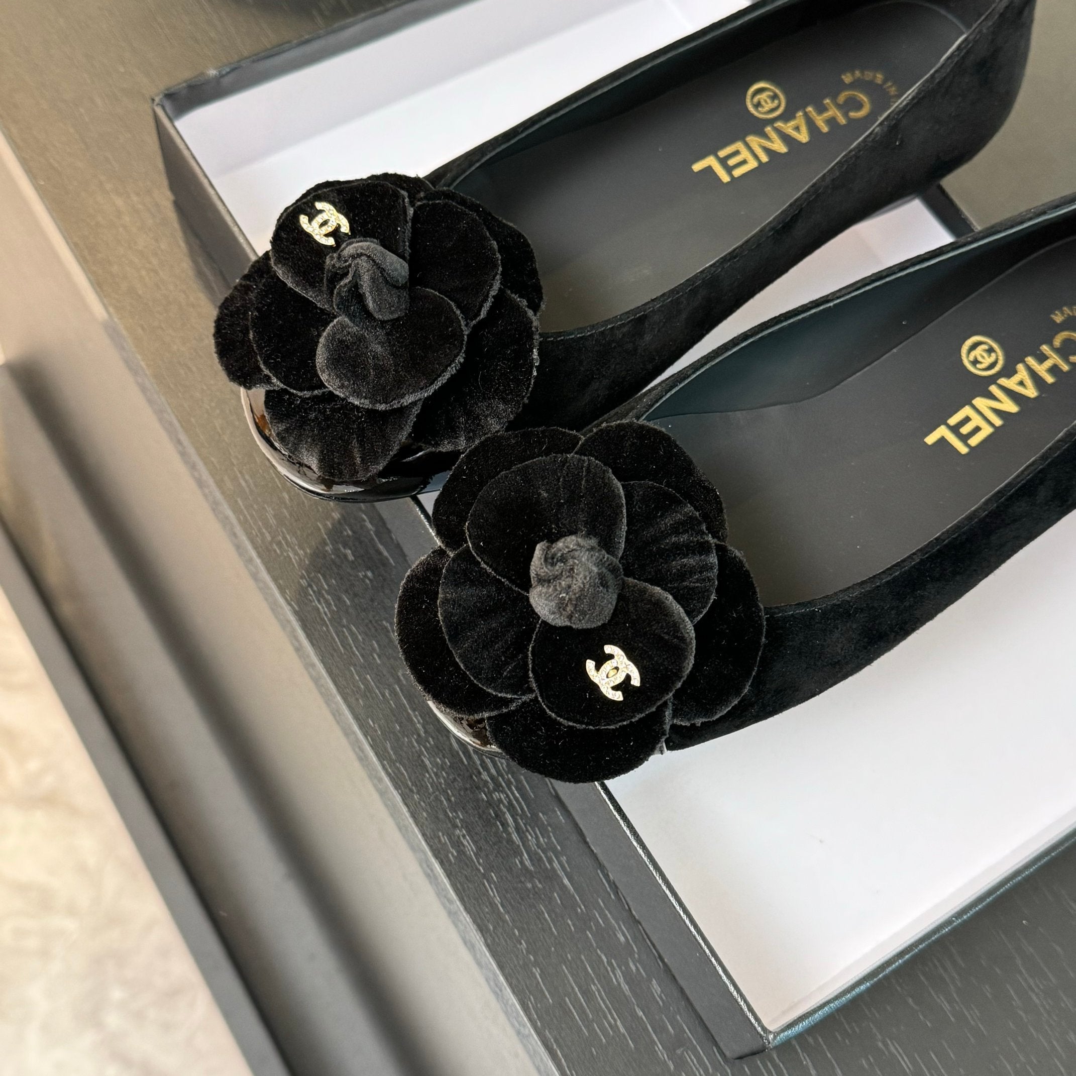 CHANEL BALLET FLATS IN BLACK SUEDE WITH CAMELLIA