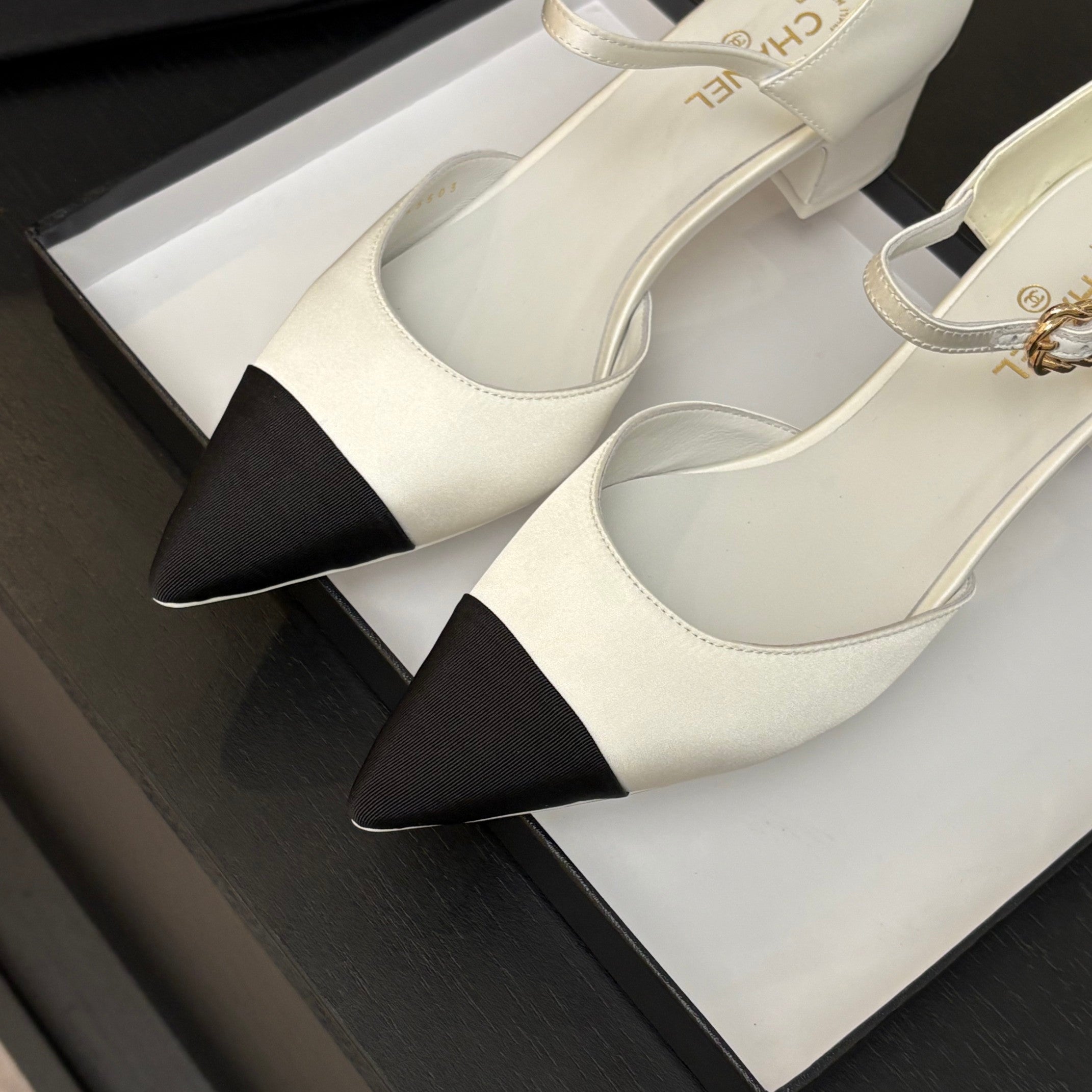 CHANEL BLOCK HEEL SLINGBACKS IN WHITE MIX BLACK SILK FABRIC
