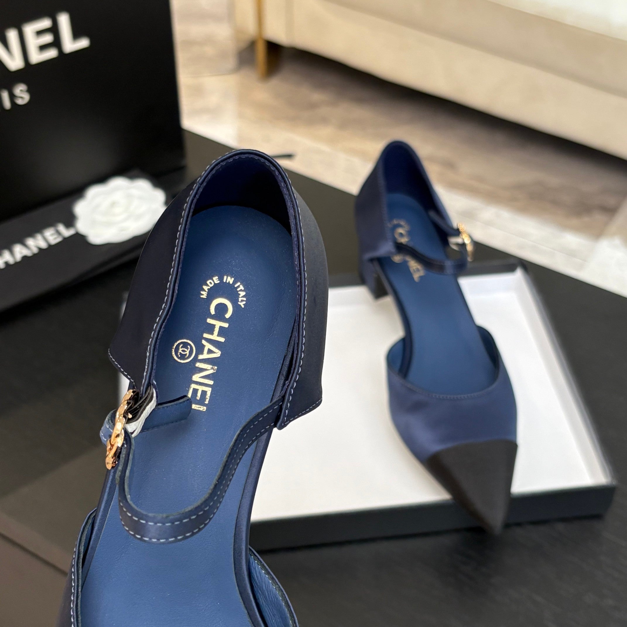 CHANEL BLOCK HEEL SLINGBACKS IN NAVY BLUE MIX BLACK SILK FABRIC