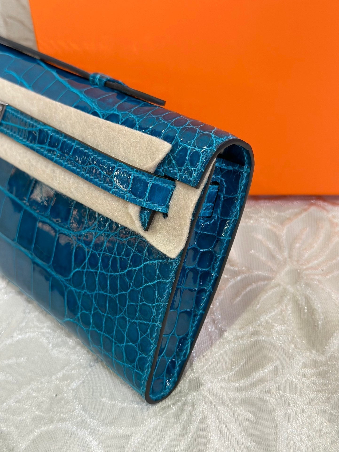 HERMES KELLY CUT 31 IN CLASSIC BLUE SHINNY ALLIGATOR LEATHER WITH SILVER HARDWARE