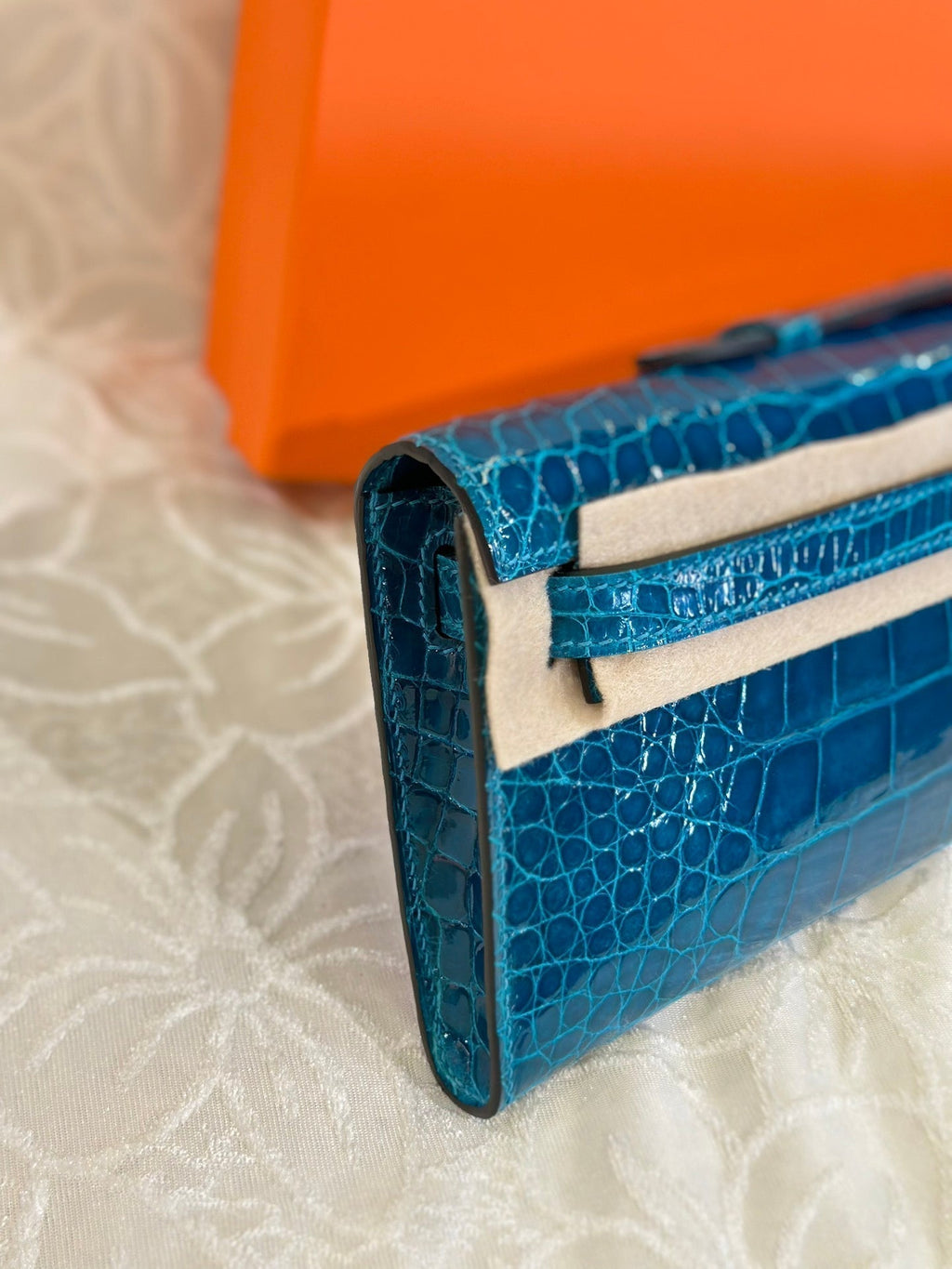HERMES KELLY CUT 31 IN CLASSIC BLUE SHINNY ALLIGATOR LEATHER WITH SILVER HARDWARE