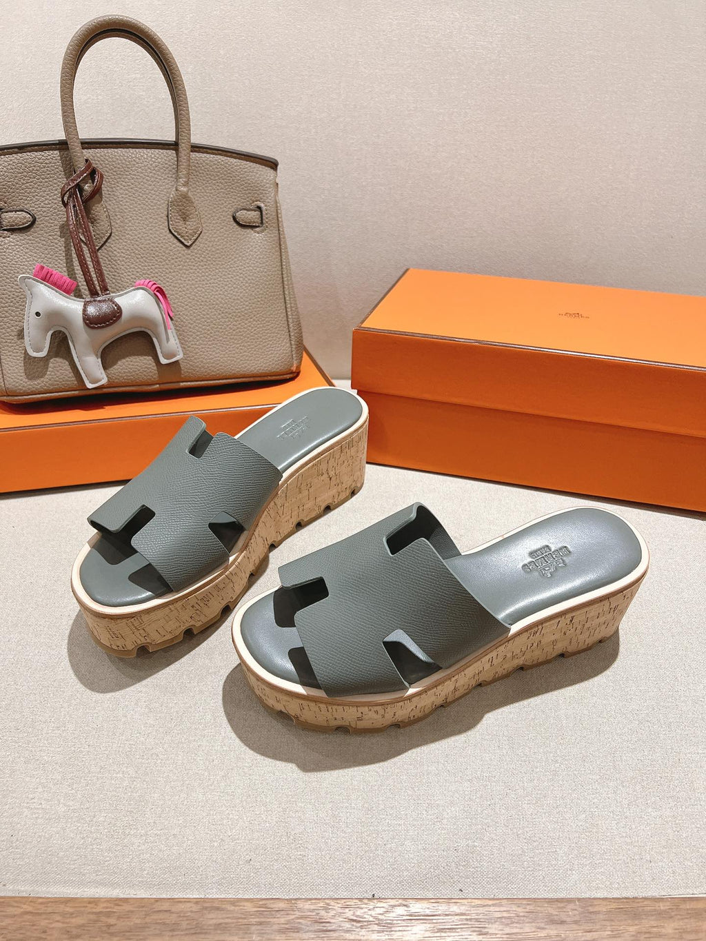 HERMES 25S HIGH WEDGE SANDALS IN GREY LAMBSKIN STYLE 7