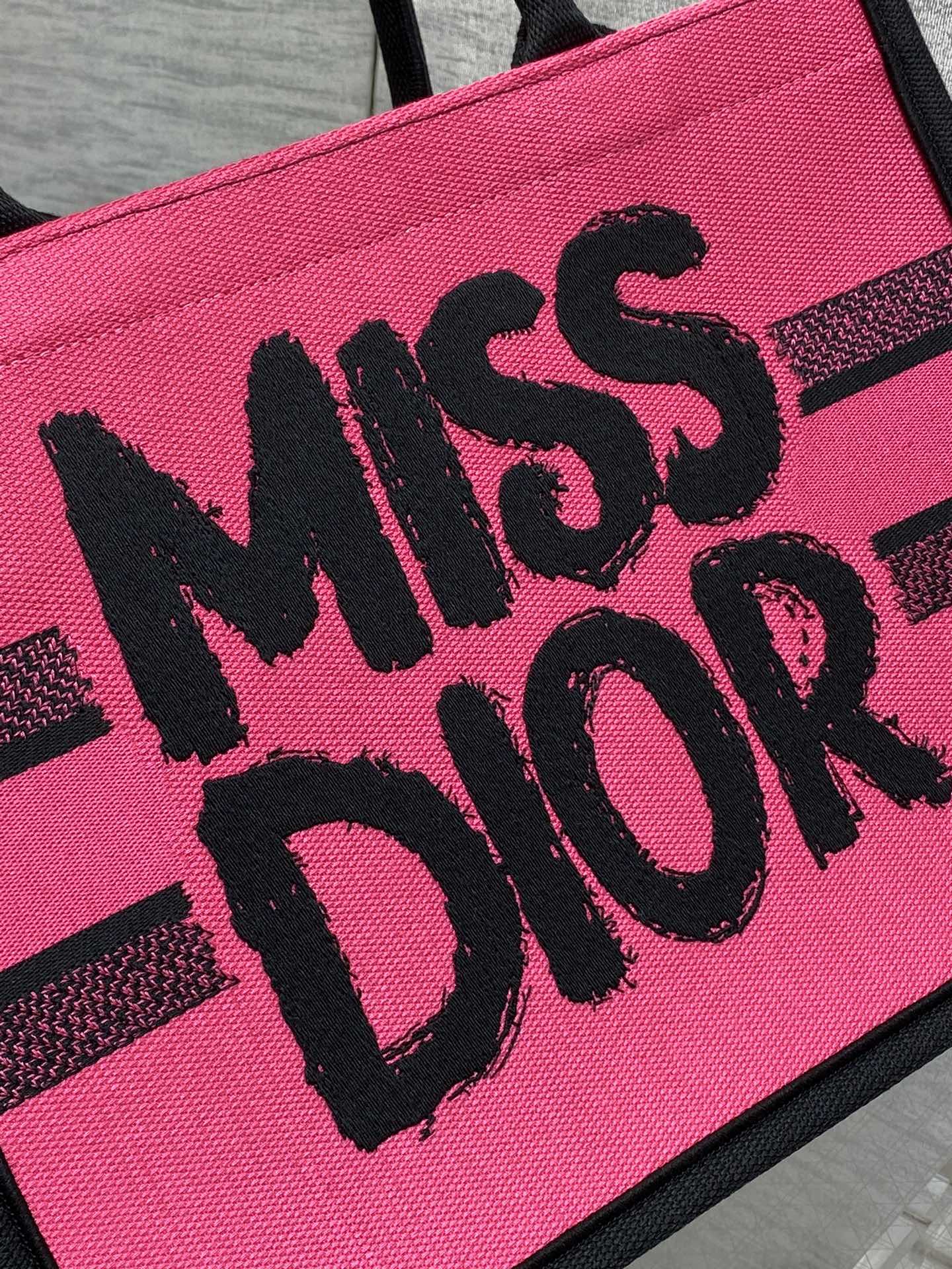BOOK TOTE 36 IN CERISE RED MIX MINSK PURPLE CANVAS 226510