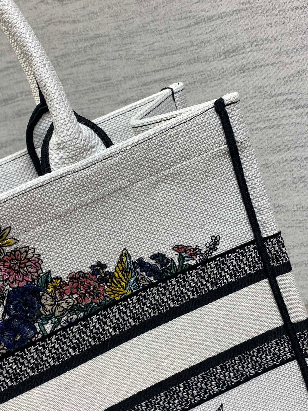 DIOR 25S LUCKY MEDIUM DIOR BOOK TOTE 36 IN WHITE MULTICOLOR DIOR STAR EMBROIDERY