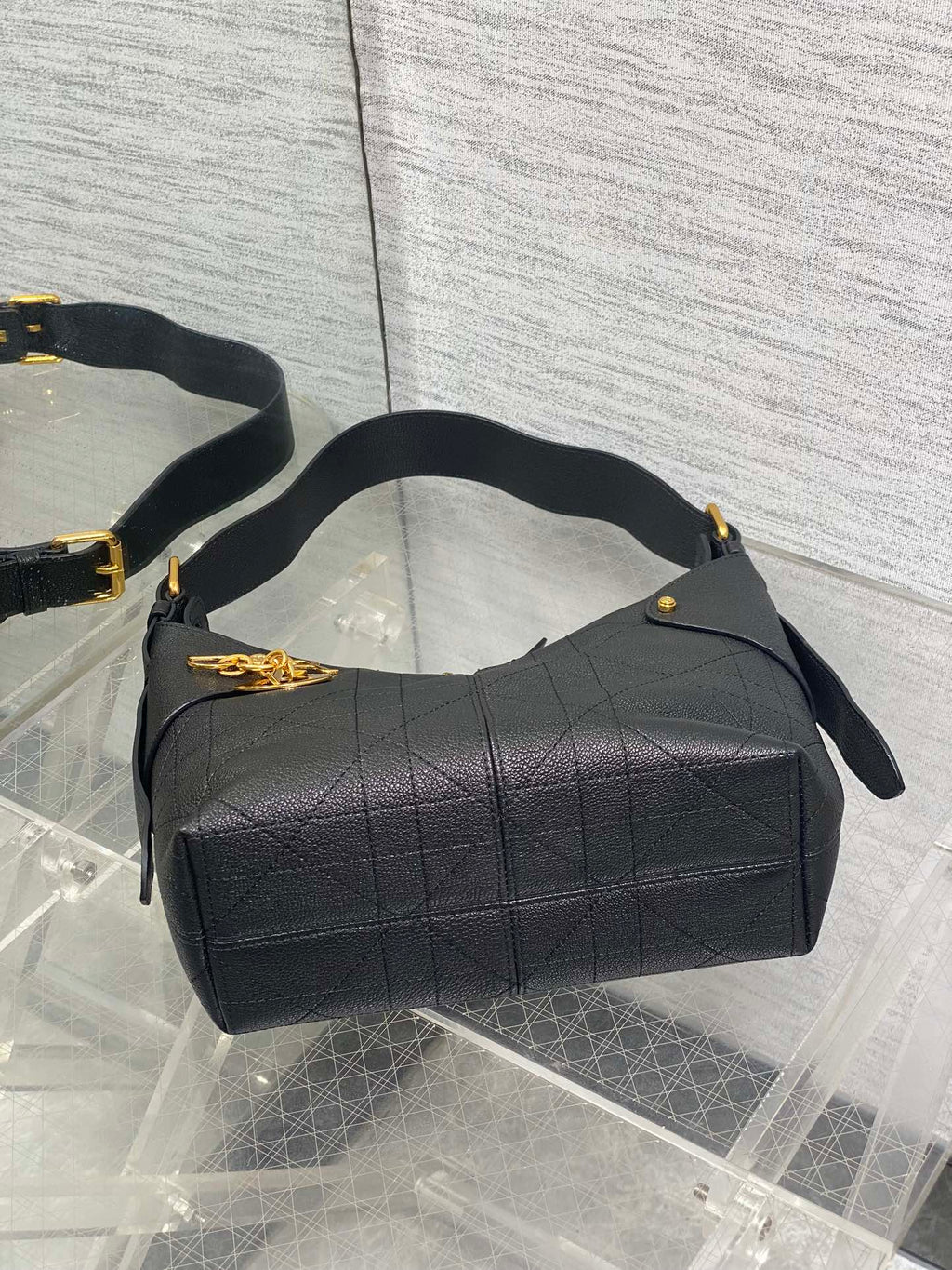 DIOR 25S SMALL VOYAGE BAG 23 IN BLACK FLAT MACROCANNAGE GRAINED CALFSKIN