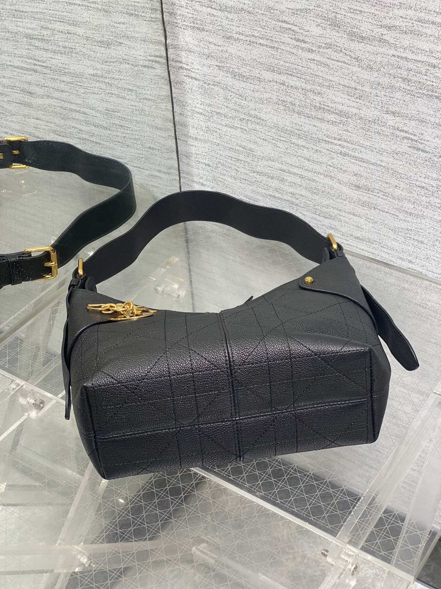 DIOR 25S SMALL VOYAGE BAG 23 IN BLACK FLAT MACROCANNAGE GRAINED CALFSKIN