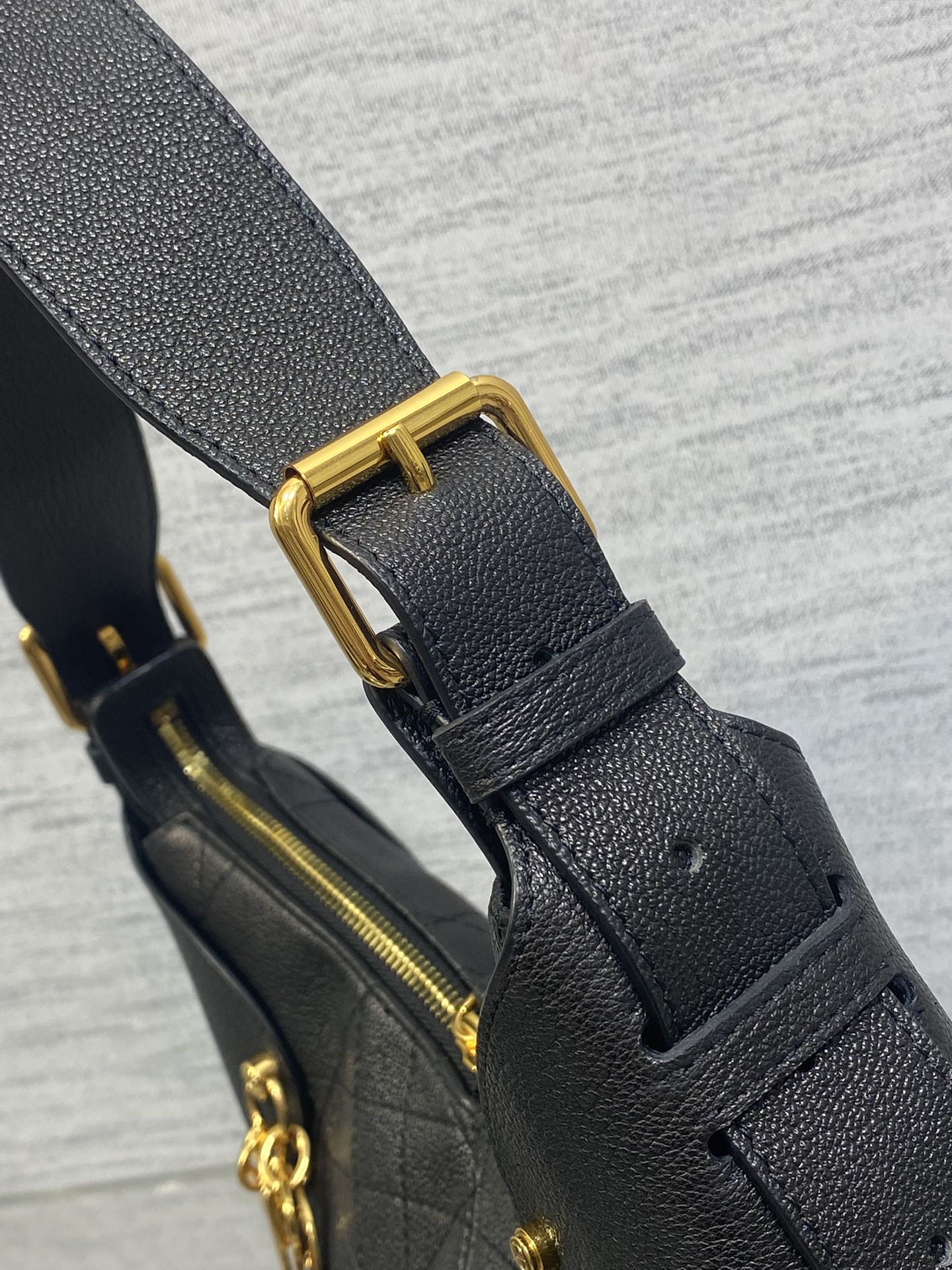 DIOR 25S SMALL VOYAGE BAG 23 IN BLACK FLAT MACROCANNAGE GRAINED CALFSKIN