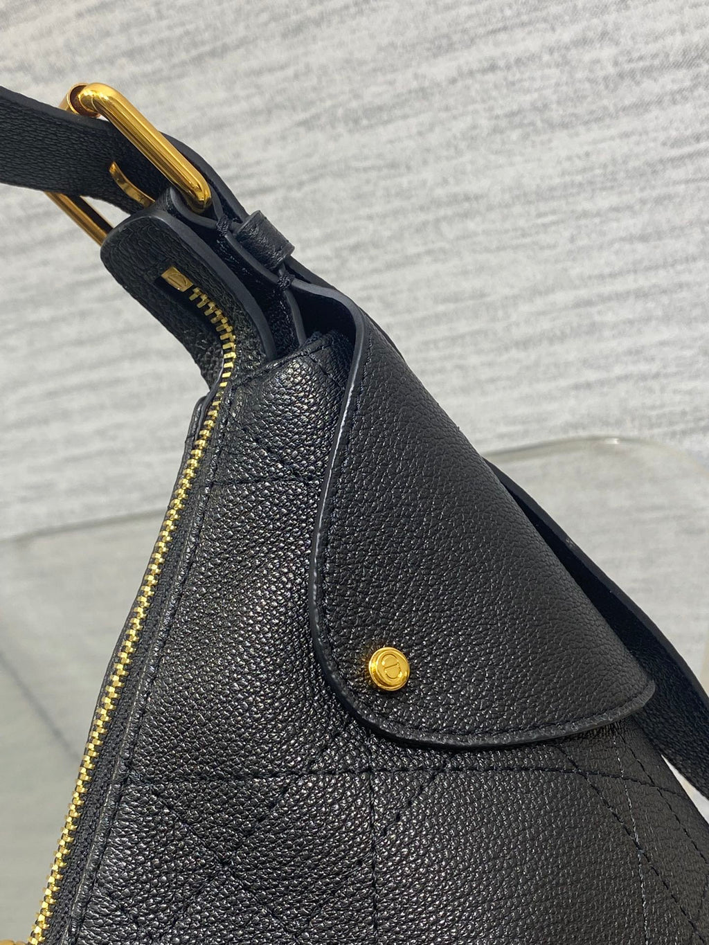 DIOR 25S SMALL VOYAGE BAG 23 IN BLACK FLAT MACROCANNAGE GRAINED CALFSKIN