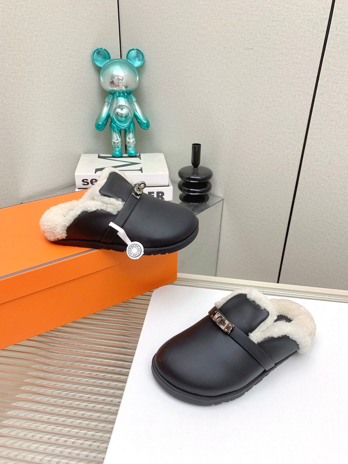 HERMES SLIP-ON MULE IN BLACK CALFSKIN AND SHEARLING LINING