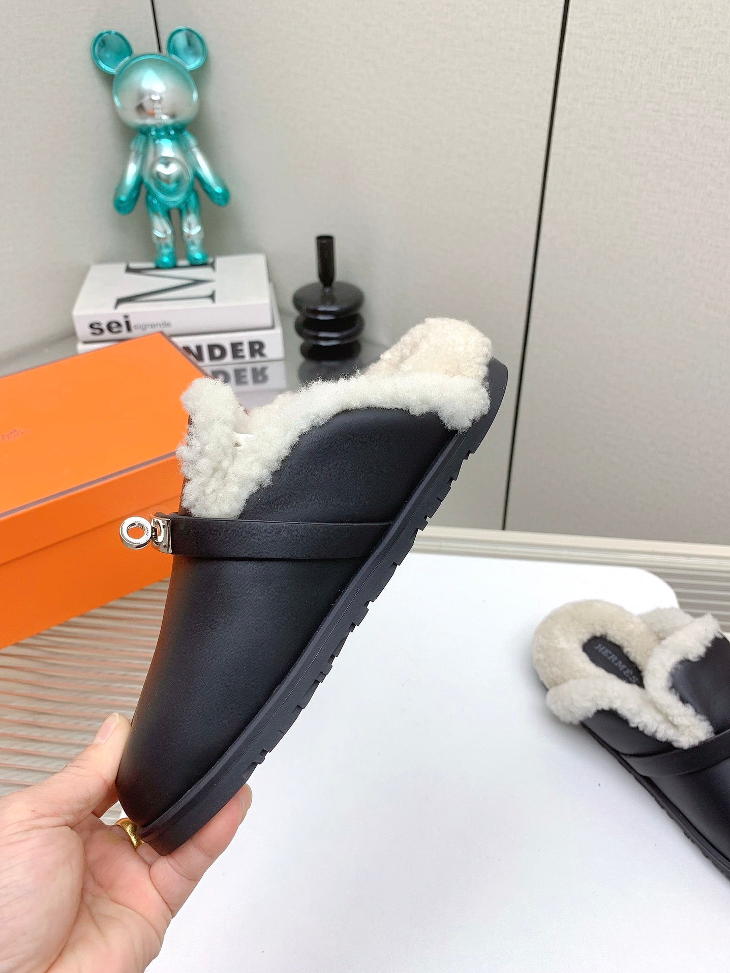 HERMES SLIP-ON MULE IN BLACK CALFSKIN AND SHEARLING LINING