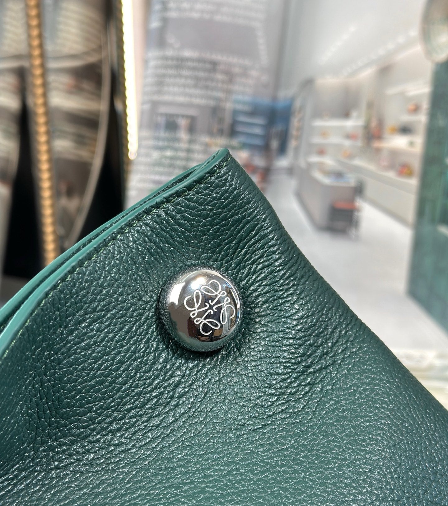 PEBBLE HOBO 40 IN GREEN FOREST SUPPLE GRAINED CALFSKIN