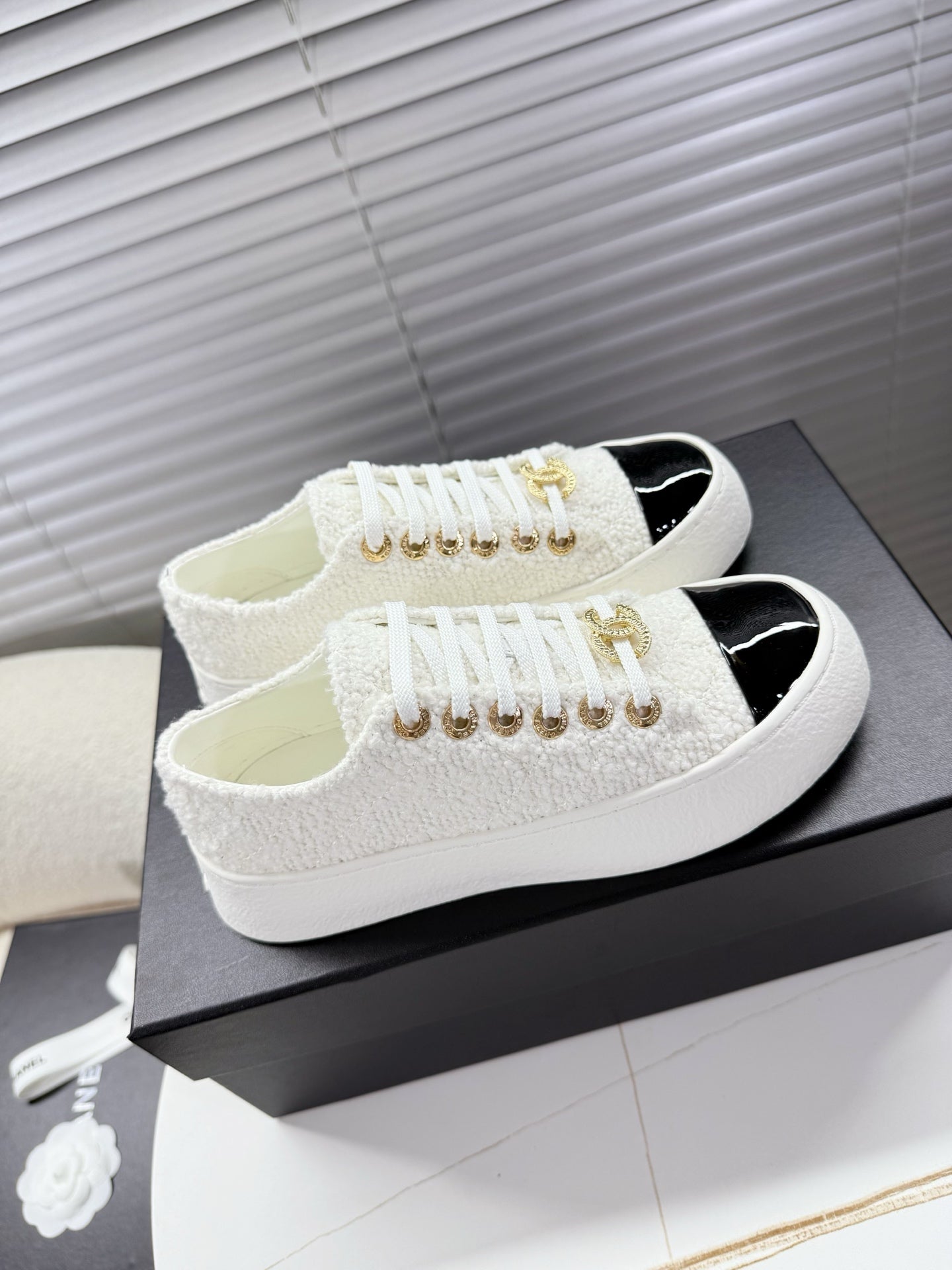 CHANEL 25S TRAINERS WHITE 35MM IN GLITTERED TWEED AND PATENT CALFSKIN