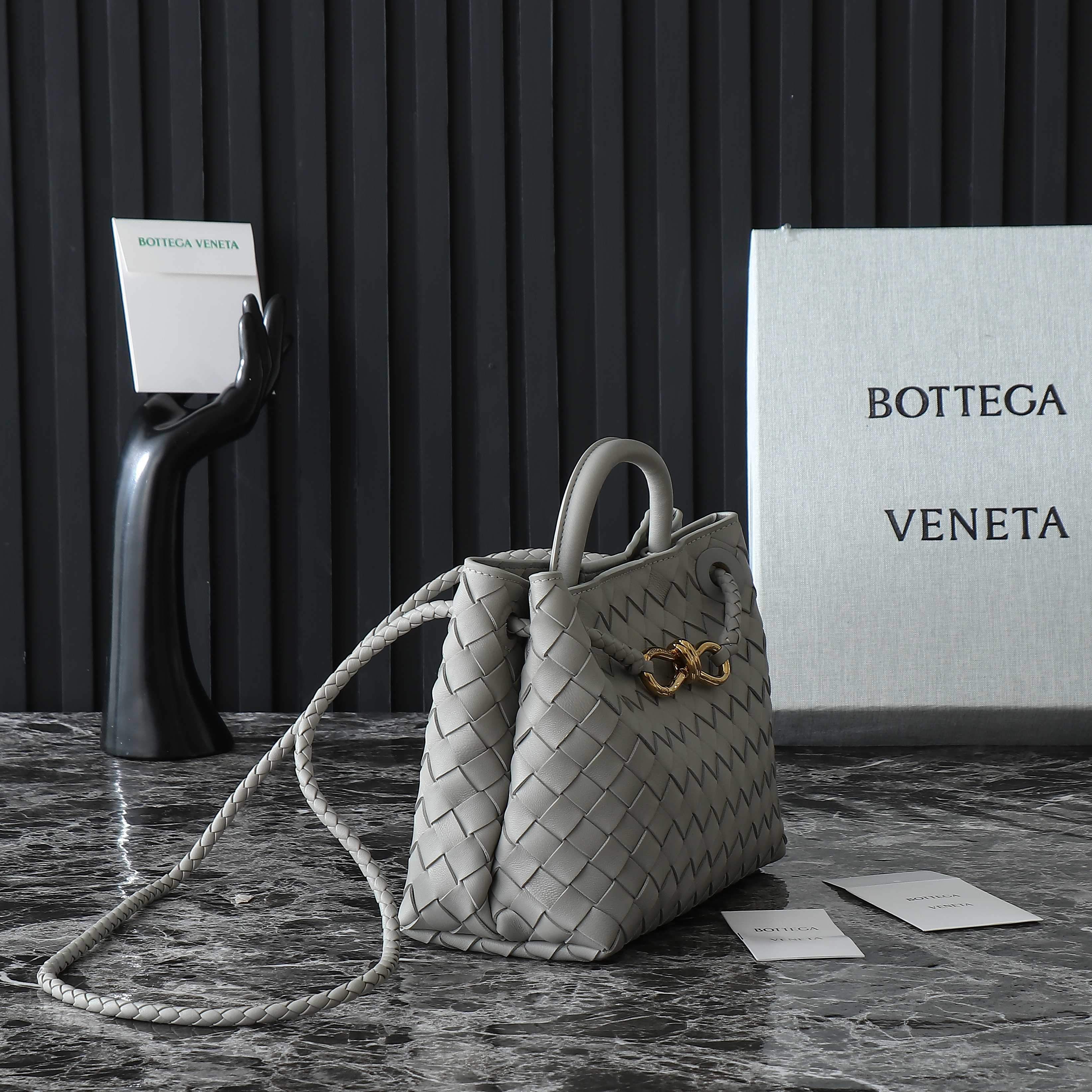 BOTTEGA VENETA SMALL ANDIAMO 25CM GREY LAMBSKIN