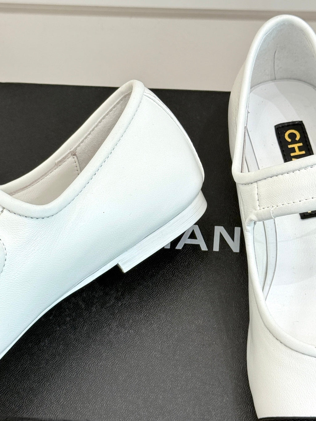 CHANEL FLAT SHOES IN BLACK AND WHITE LAMBSKIN GOLD HARDWARE
