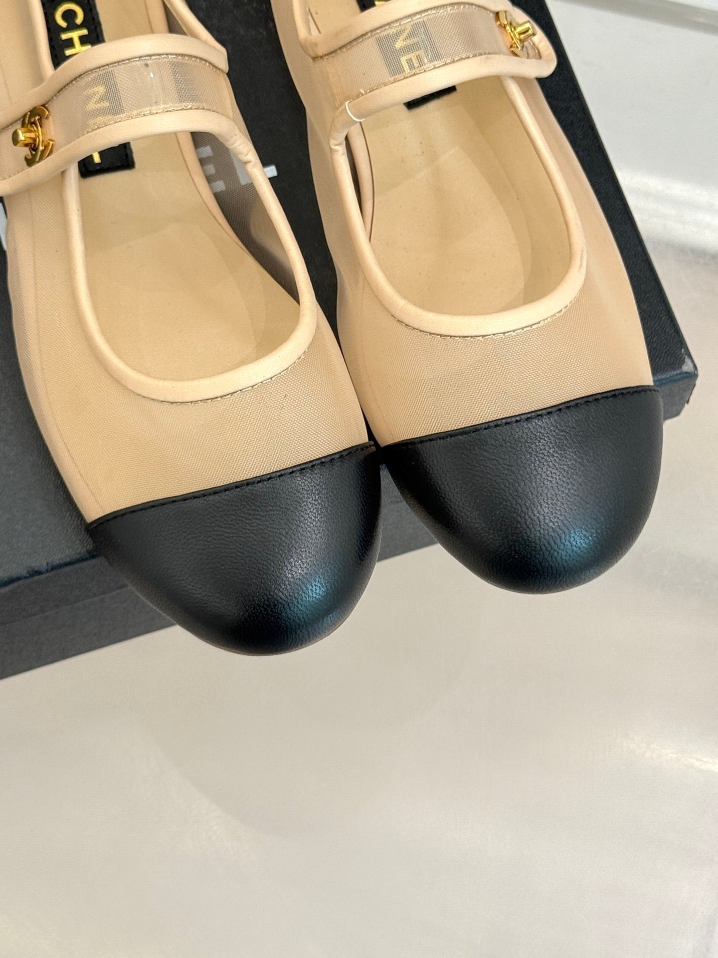 CHANEL FLAT SHOES IN BEIGE MESH AND BLACK LAMBSKIN