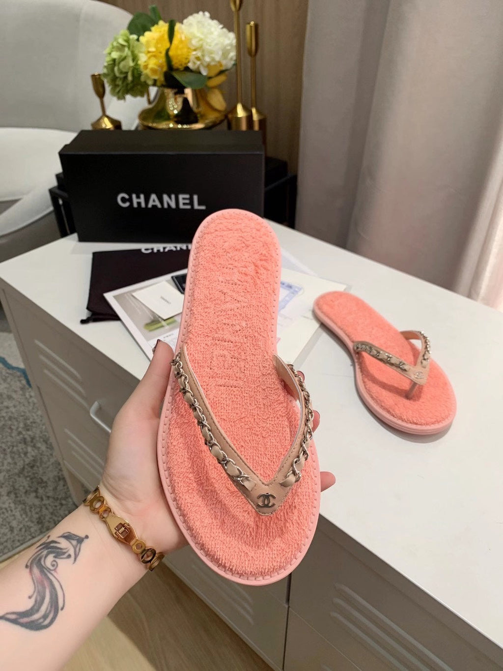 CHANEL THONG SLIPPERS IN LIGHT PINK COWHIDE