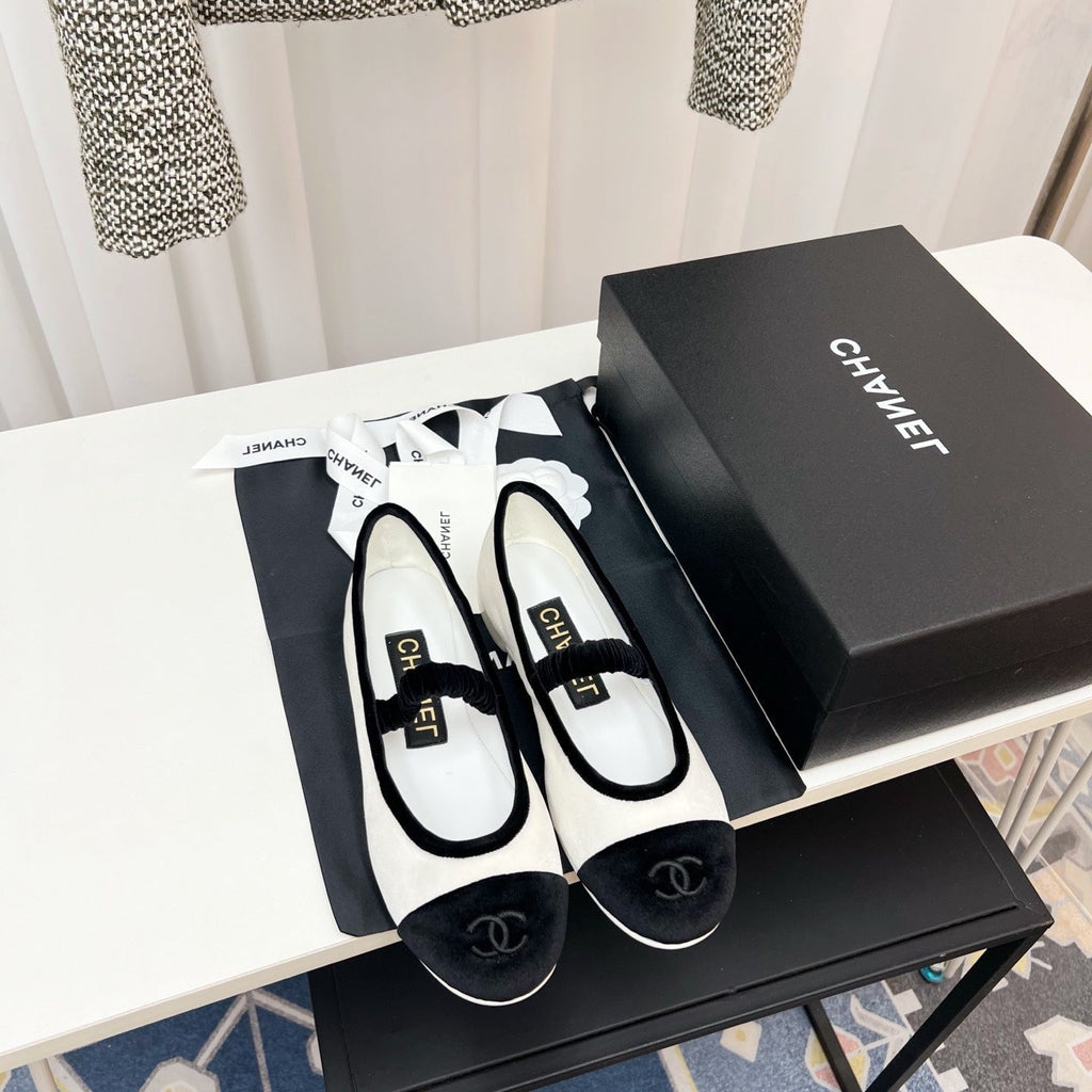 CHANEL MARY JANE FLAT IN WHITE AND BLACK VELVET