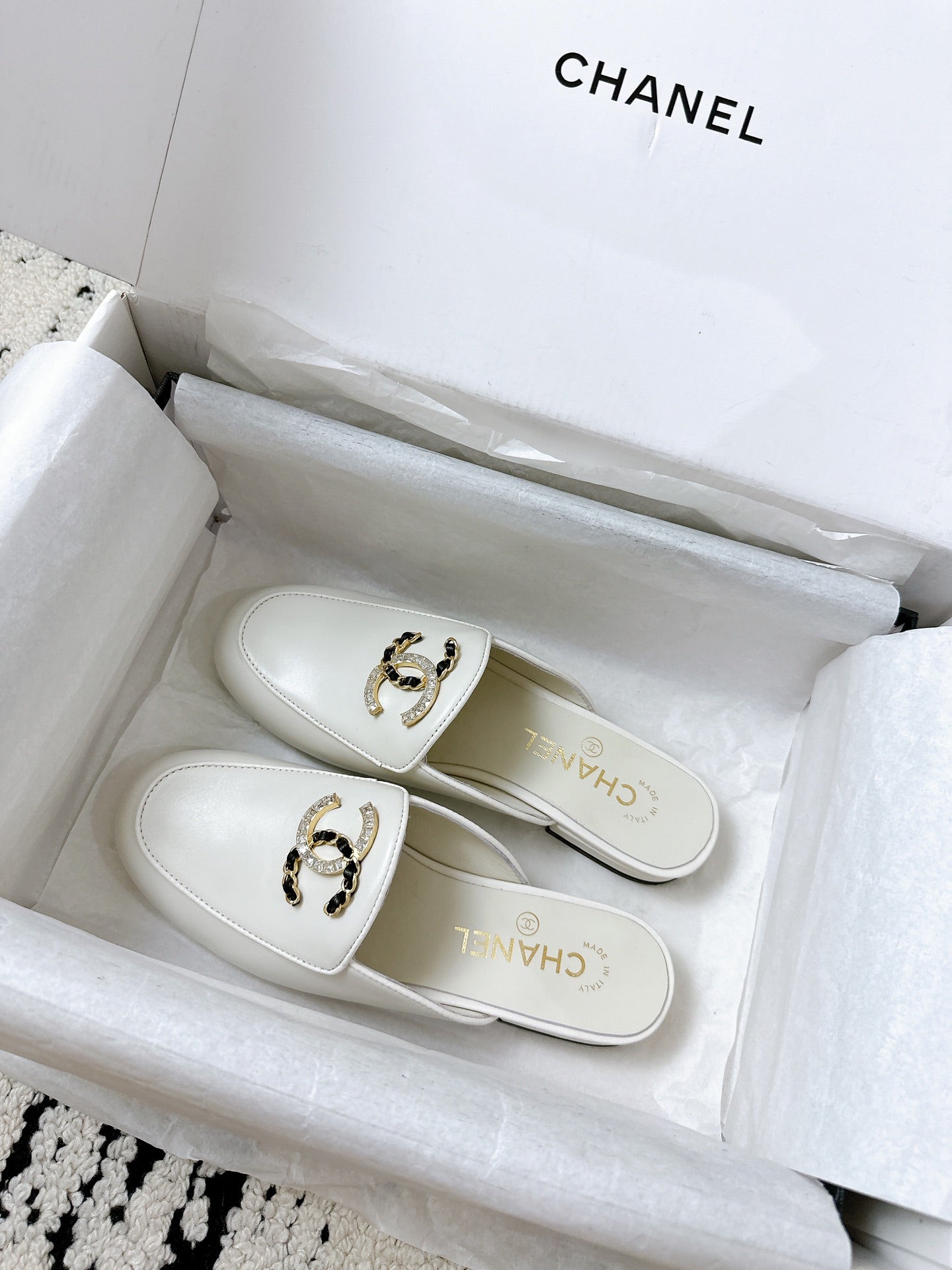 CHANEL FLAT MULE IN WHITE CALFSKIN HARDWARE WITH ROCK MIX CHAIN