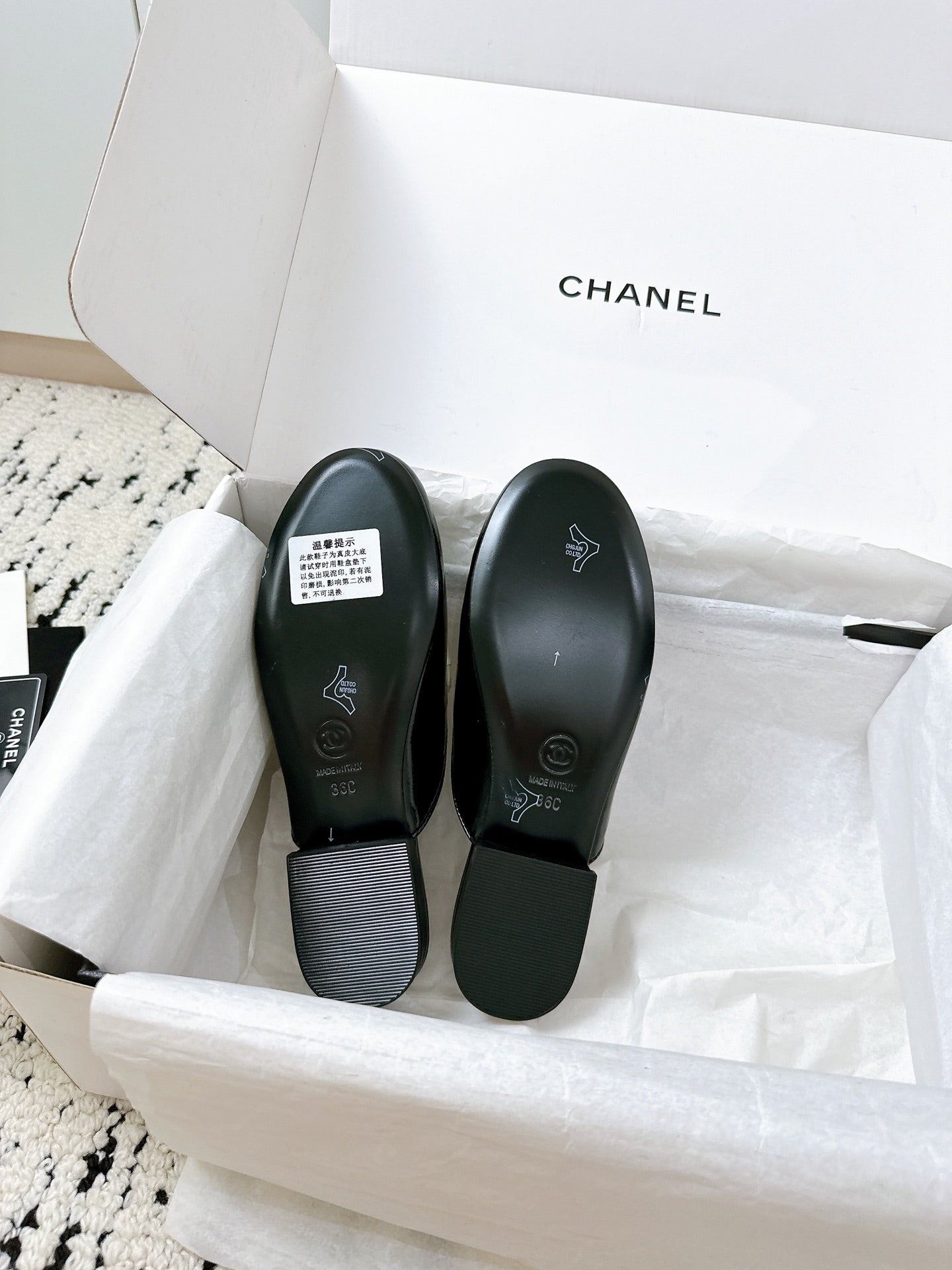 CHANEL FLAT MULE IN WHITE AND BLACK CALFSKIN HARDWARE WITH ROCK MIX CHAIN