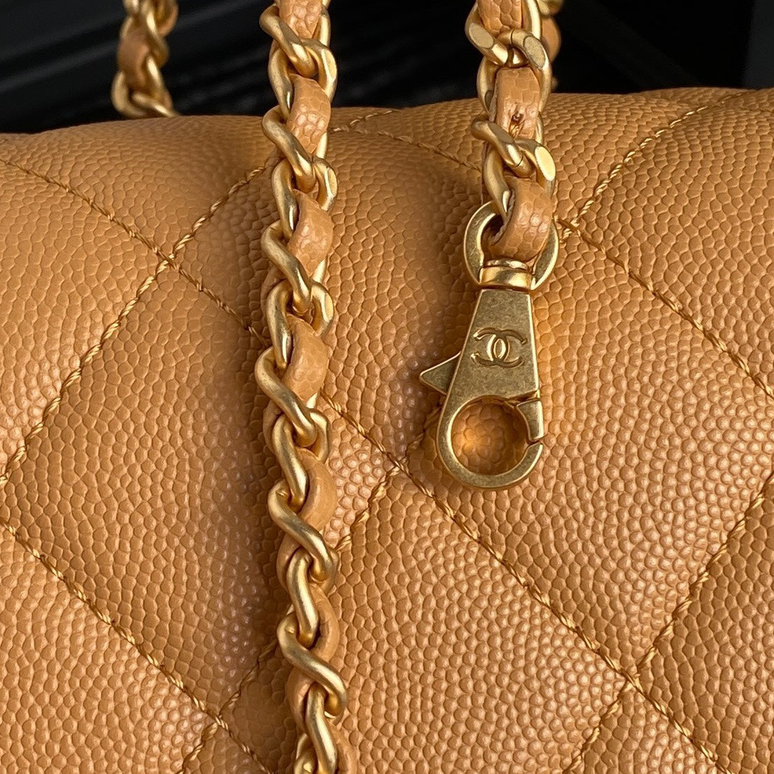 CHANEL RETRO STYLE FLAP BAG 22 IN RAW SIENNA GRAINED CALFSKIN GOLD HARDWARE