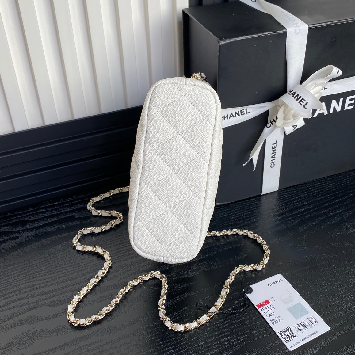 CHANEL HOBO BAG 21 IN WHITE GRAINED CALFSKIN GOLD HARDWARE