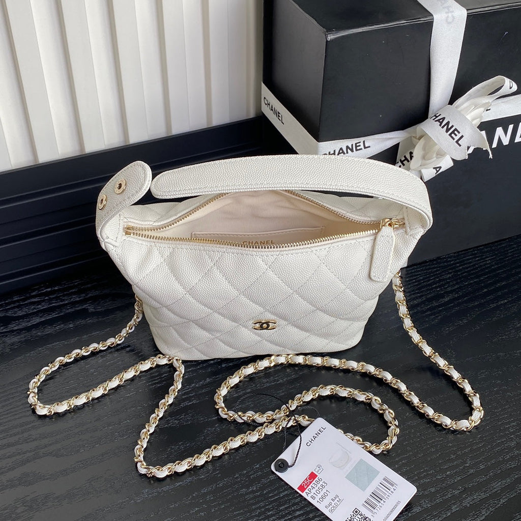 CHANEL HOBO BAG 21 IN WHITE GRAINED CALFSKIN GOLD HARDWARE