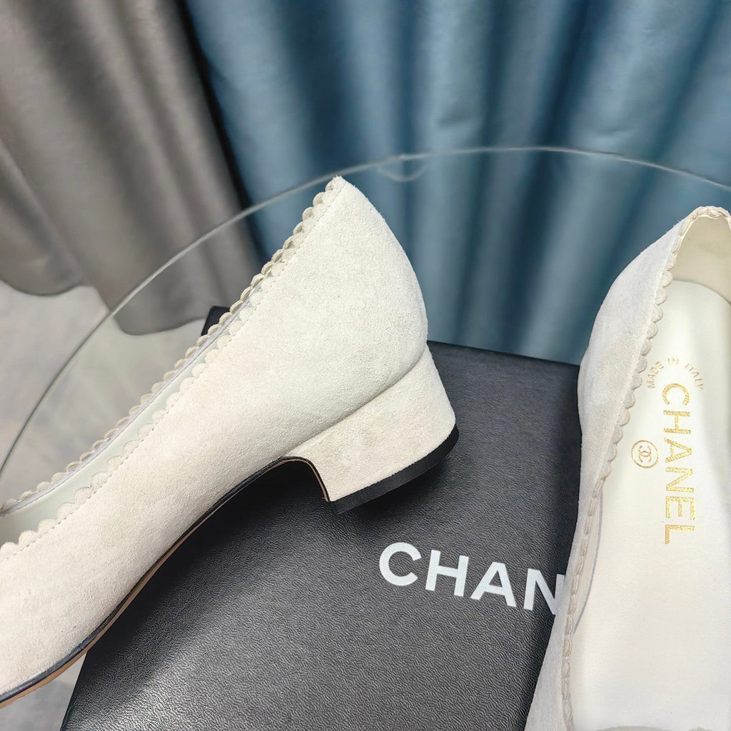 CHANEL MEDIUM HEELS IN WHITE SUEDE AND BLACK CALFSKIN WITH FLOWER