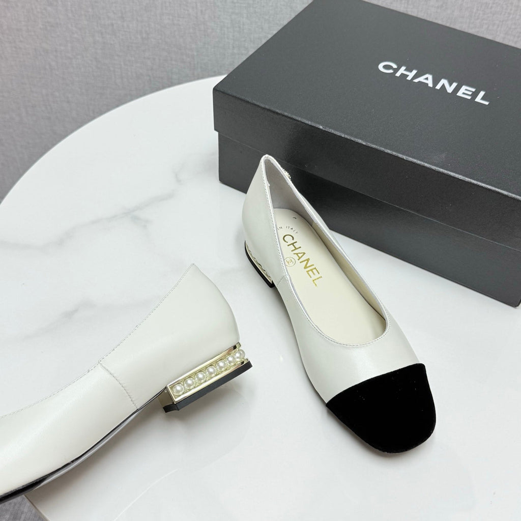 CHANEL BALLET FLATS 25S IN WHITE LAMBSKIN AND BLACK SUEDE WITH PEARL HEEL