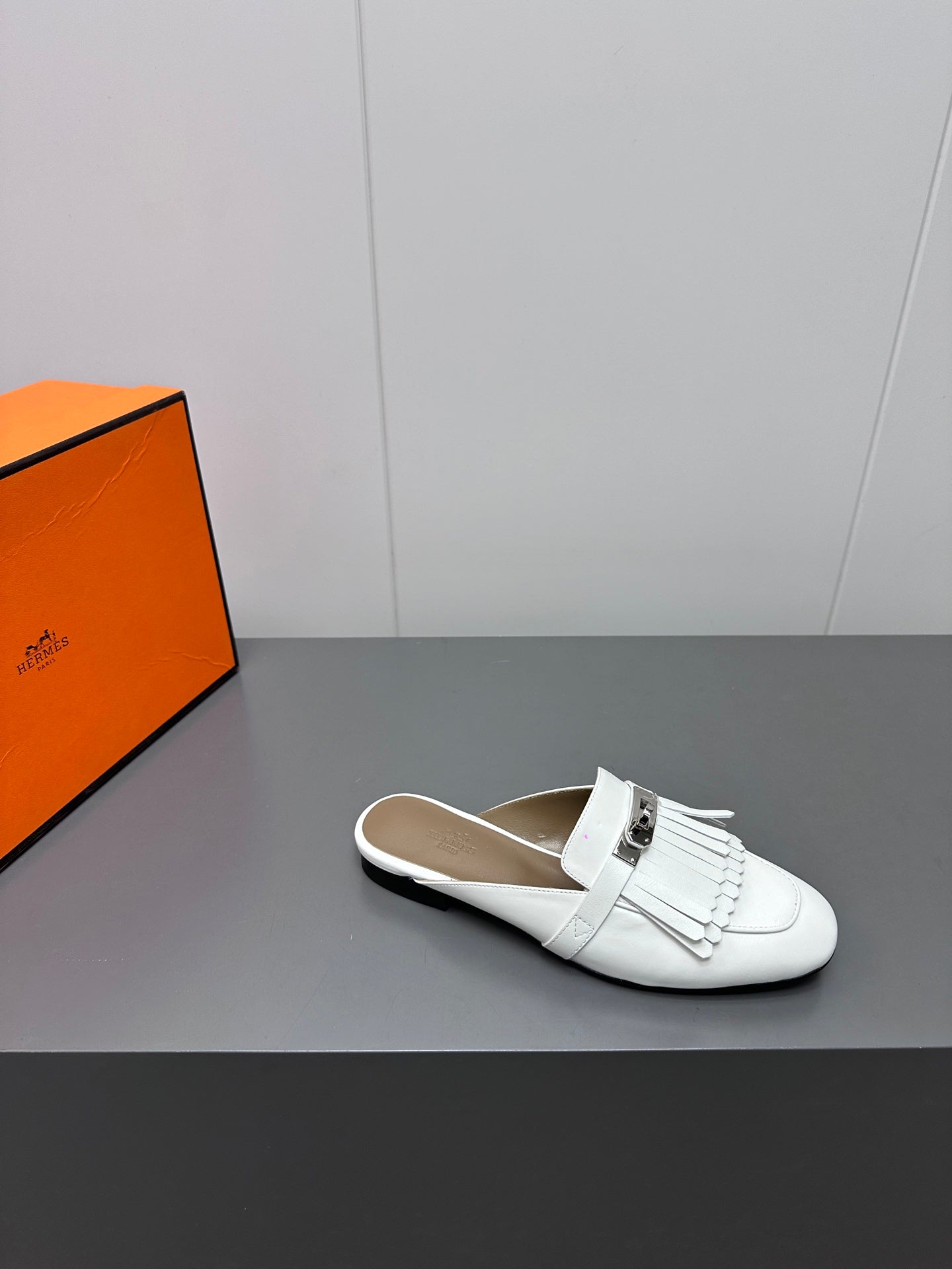 HERMES 0Z MULE IN WHITE LAMBSKIN WITH FRINGE DETAIL