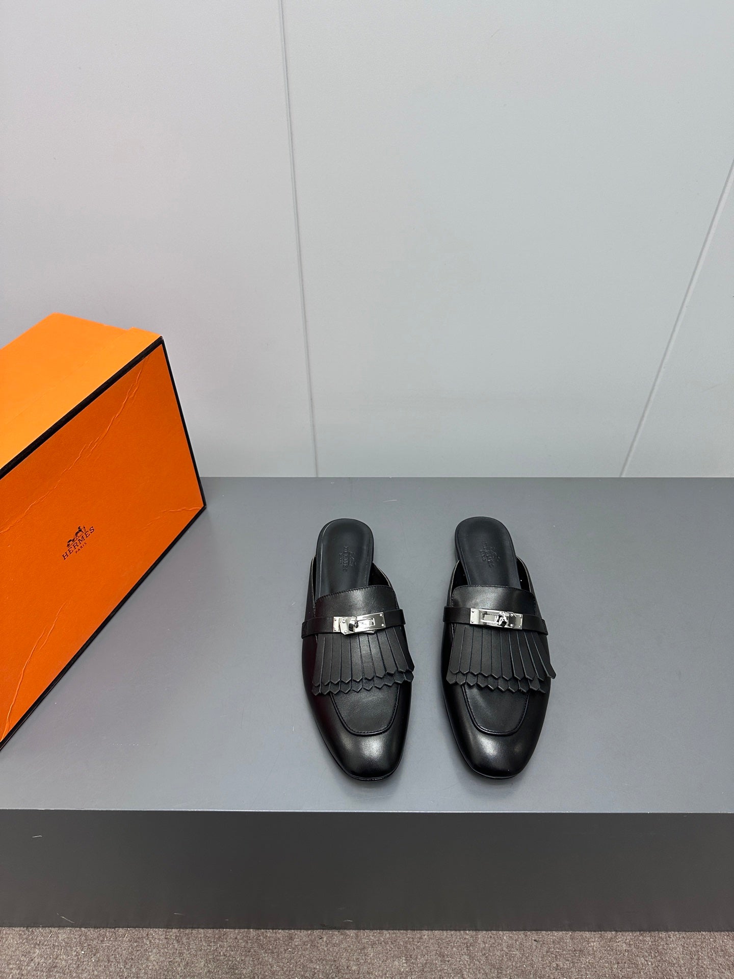 HERMES 0Z MULE IN BLACK LAMBSKIN WITH FRINGE DETAIL