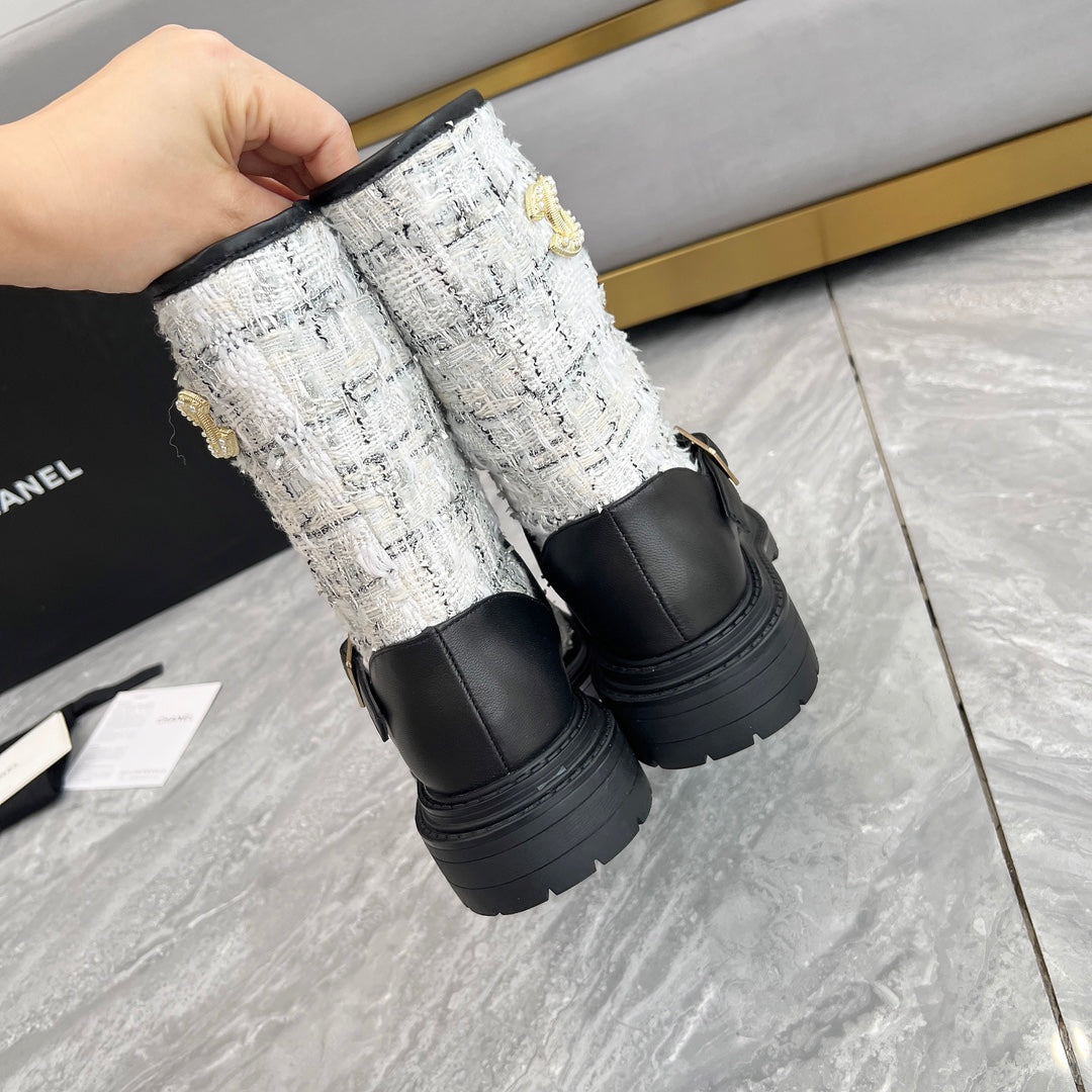 CHANEL 25S MID-CALF BOOTS 45MM IN BLACK CALFSKIN AND WHITE TWEED GOLD HARDWARE