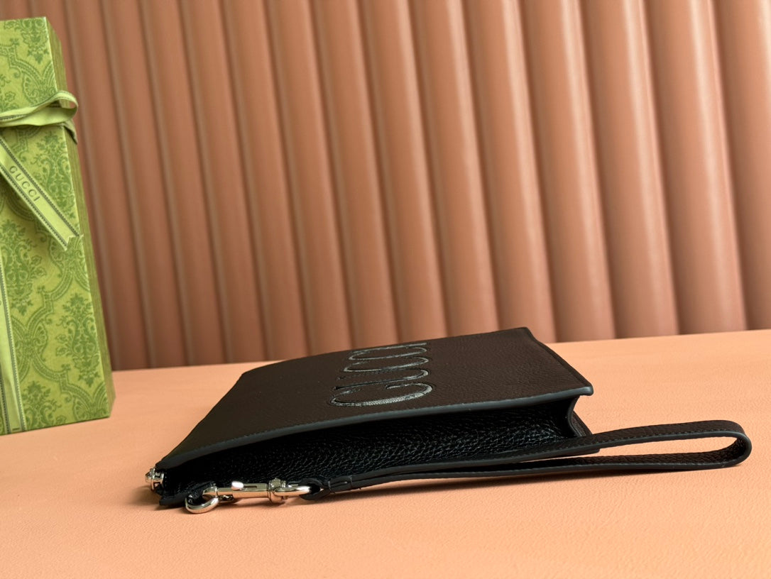 GUCCI POUCH 28 IN BLACK SMOOTH CALFSKIN INLAID LOGO