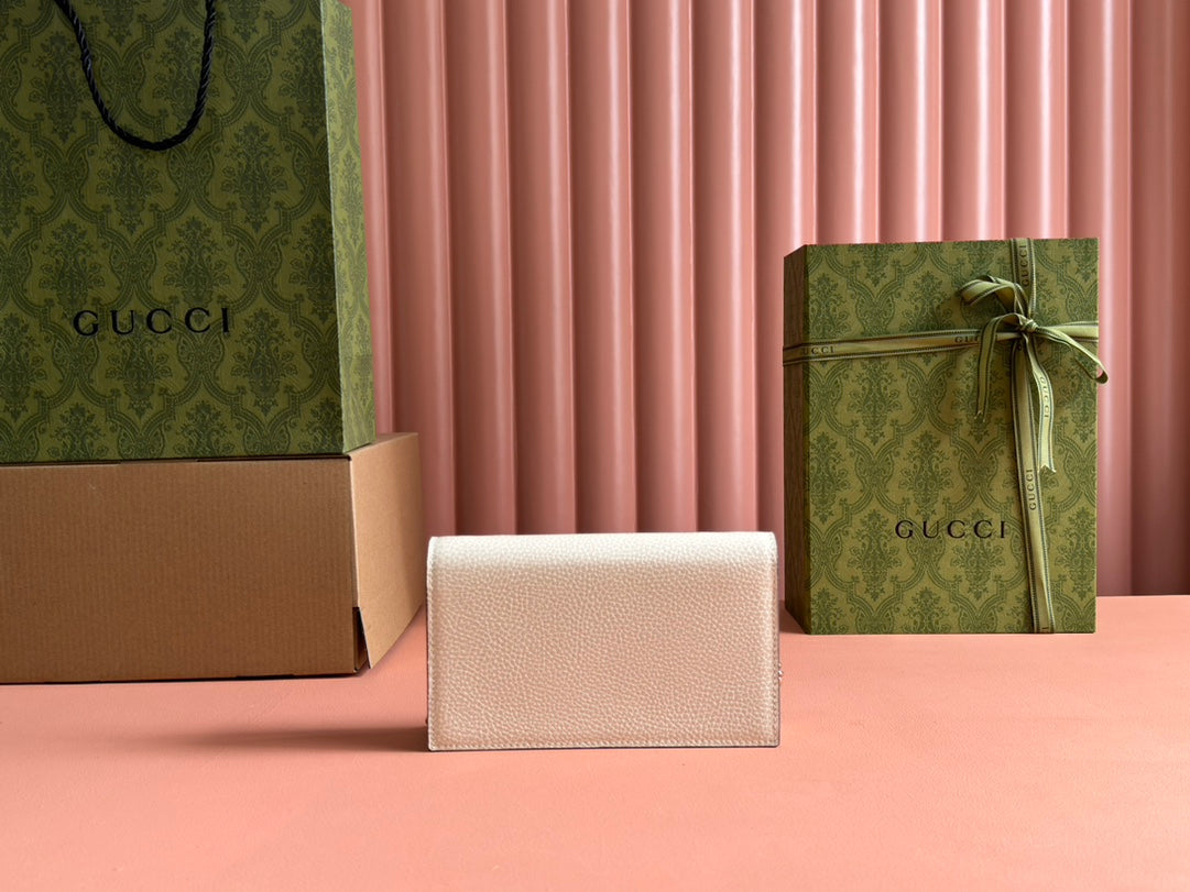 GUCCI INTERLOCKING WOC 20 IN WHITE GRAINY CALFSKIN GOLD HARDWARE