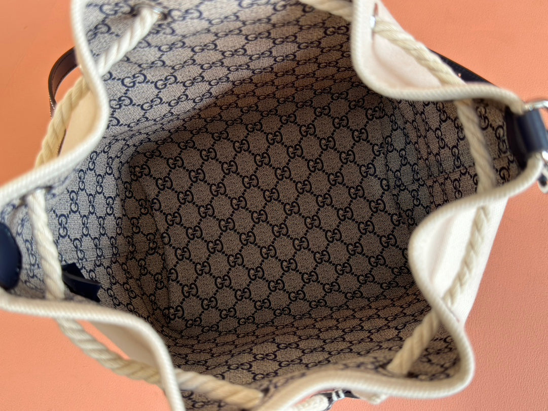 GUCCI DRAWSTRING SHOULDER BAG LOGO PRINT 31 IN WHITE CANVAS DARK BLUE CALFSKIN