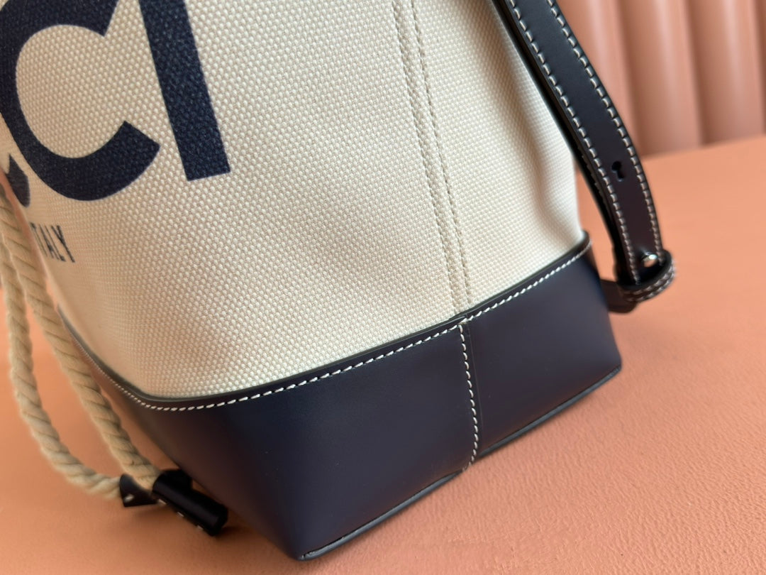 GUCCI DRAWSTRING SHOULDER BAG LOGO PRINT 31 IN WHITE CANVAS DARK BLUE CALFSKIN