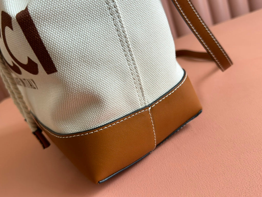 GUCCI DRAWSTRING SHOULDER BAG LOGO PRINT 31 IN WHITE CANVAS BROWN CALFSKIN
