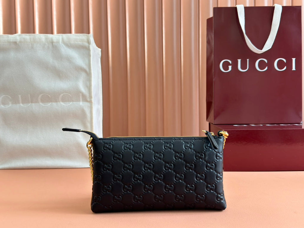 GUCCI RUBBER EFFECT SMALL WALLET ON CHAIN 22.5 IN BLACK CALFSKIN