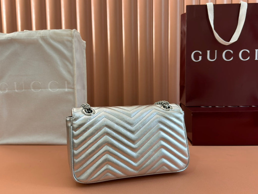 GUCCI MARMONT MEDIUM SHOUDER BAG 26 IN SILVER PATENT CALFSKIN