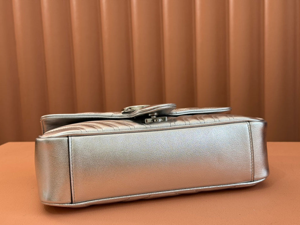 GUCCI MARMONT MEDIUM SHOUDER BAG 26 IN SILVER PATENT CALFSKIN