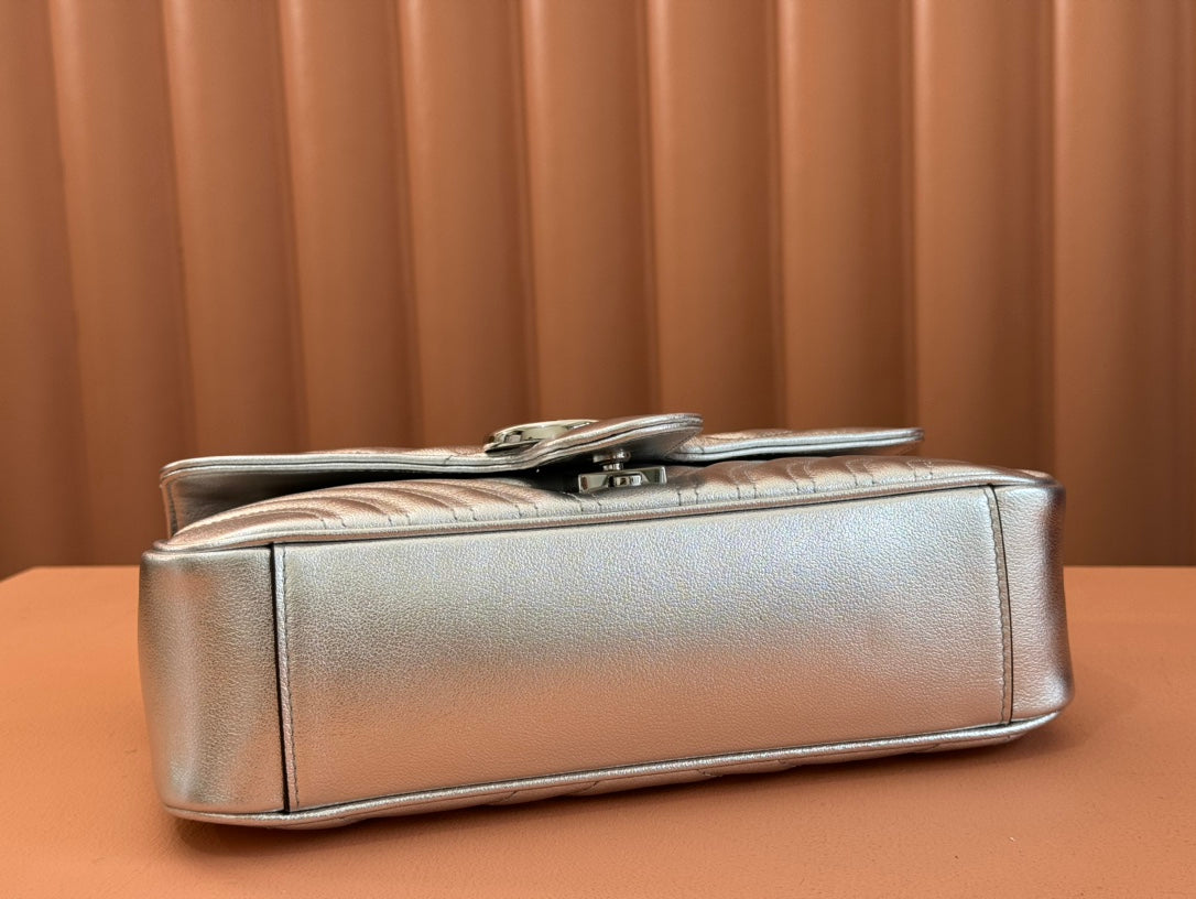 GUCCI MARMONT MEDIUM SHOUDER BAG 26 IN SILVER PATENT CALFSKIN