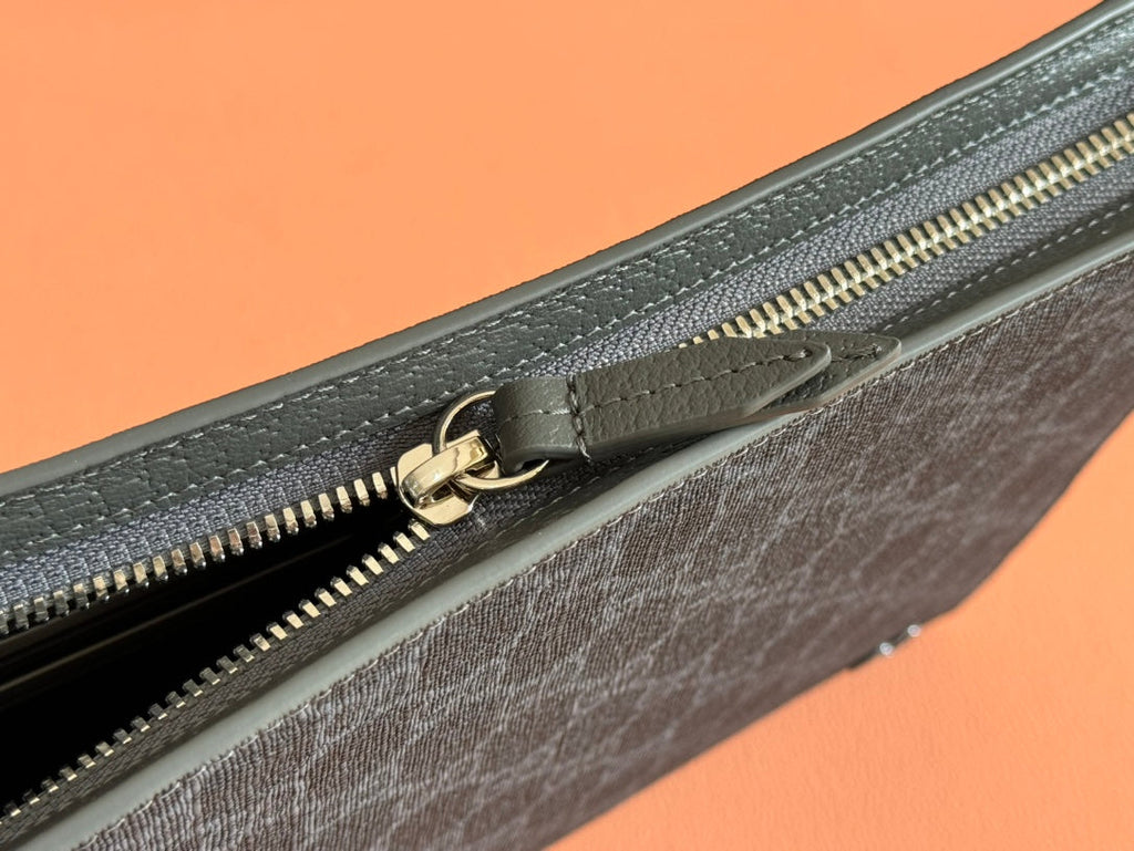 GUCCI NEO VINTAGE 26  SUPREME POUCH IN BLACK CANVAS